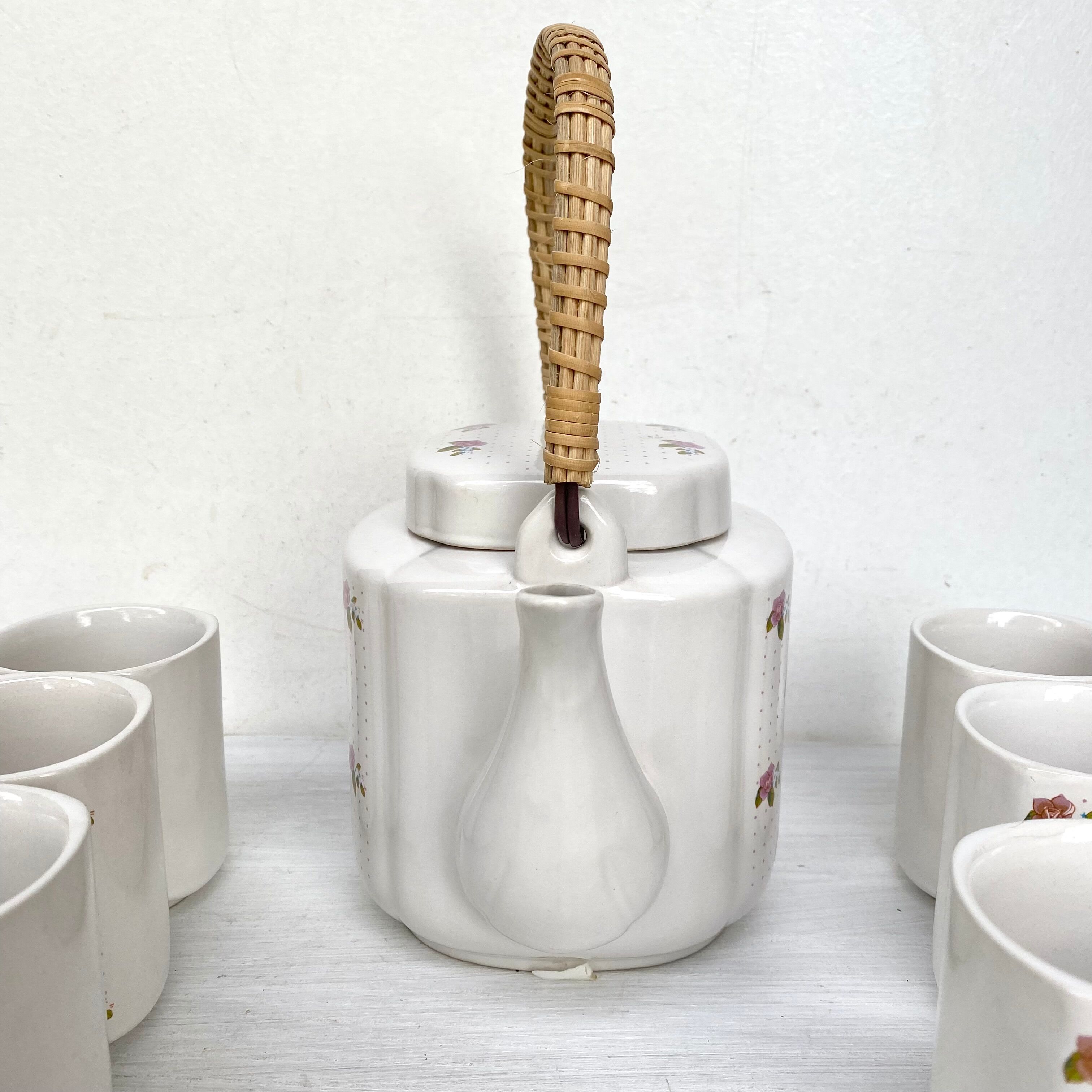 Vintage teapot and cups