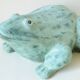 Grenouille en terre cuite - decor jardin - patine vert d'eau