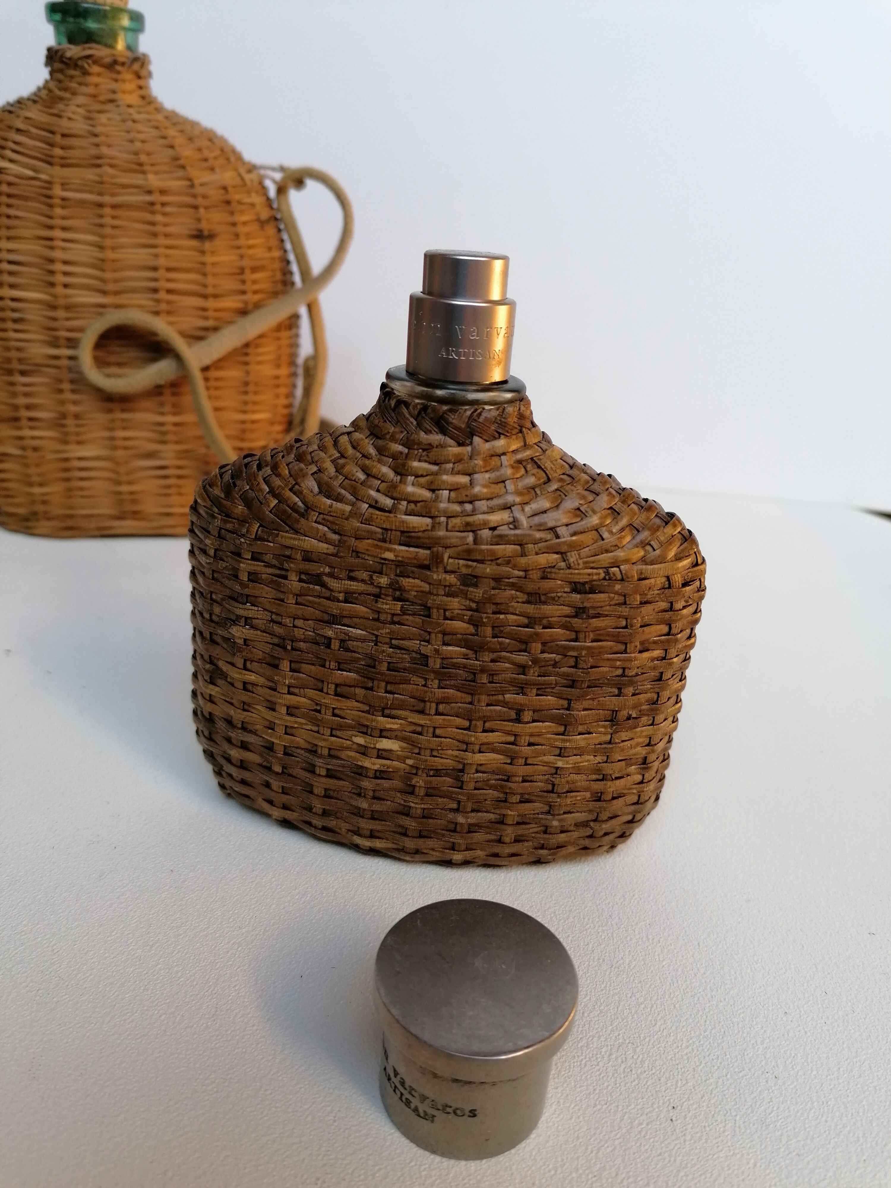 Trio de bouteilles en osier tressé