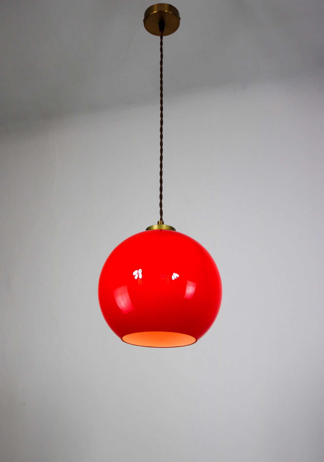 Suspension en verre rouge du milieu du siècle