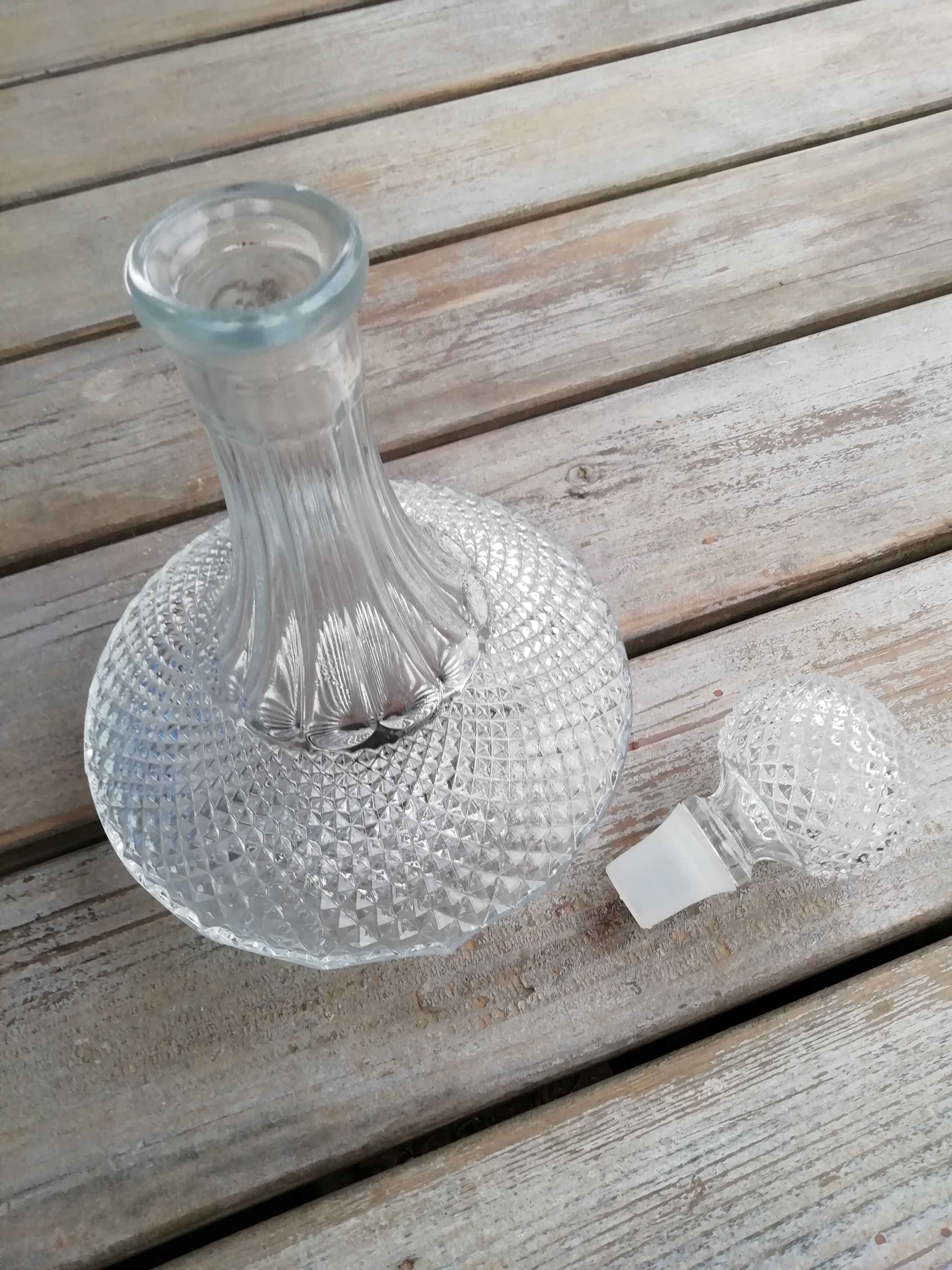 Diamond tip glass decanter