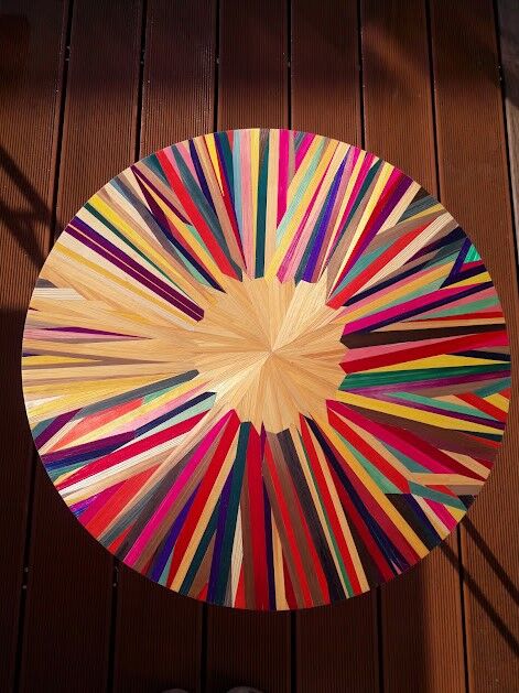 Round coffee table in straw marquetry