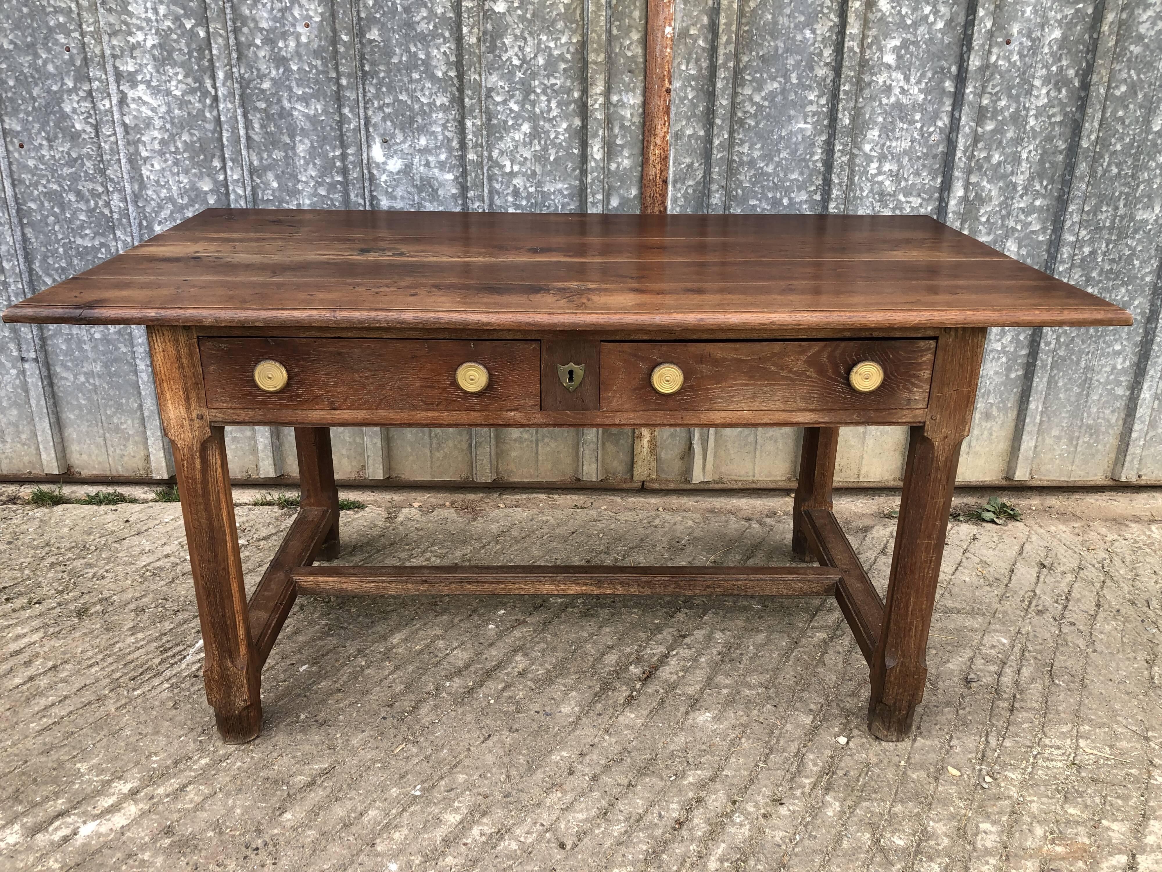Table ancienne à barre à chat en chêne massif avec 2 tiroirs de face.