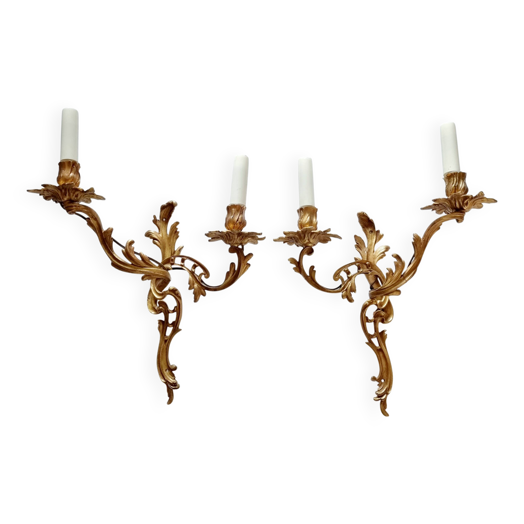 Pair of vintage French wall sconces in bronze, Louis XV Rococo style.
