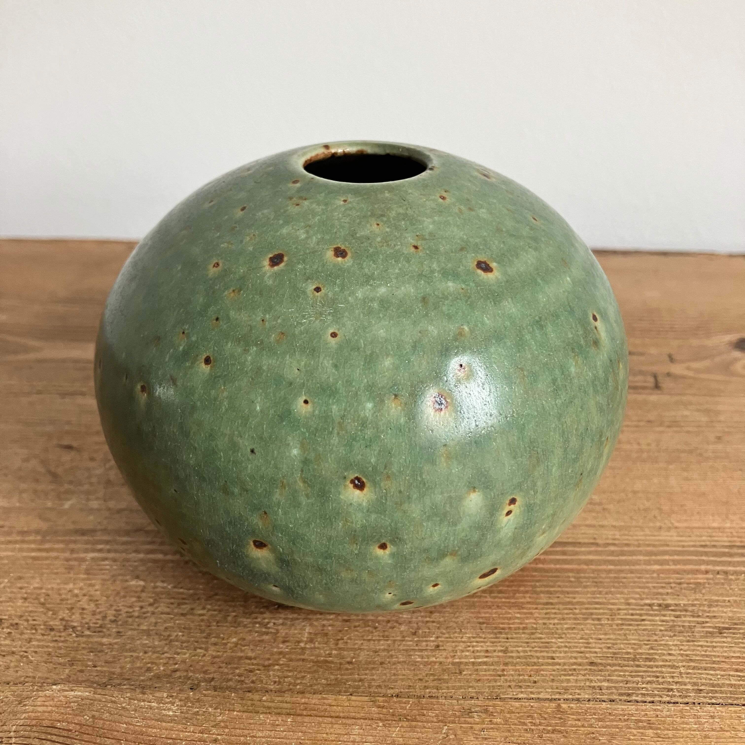 Soliflore ball in green sandstone