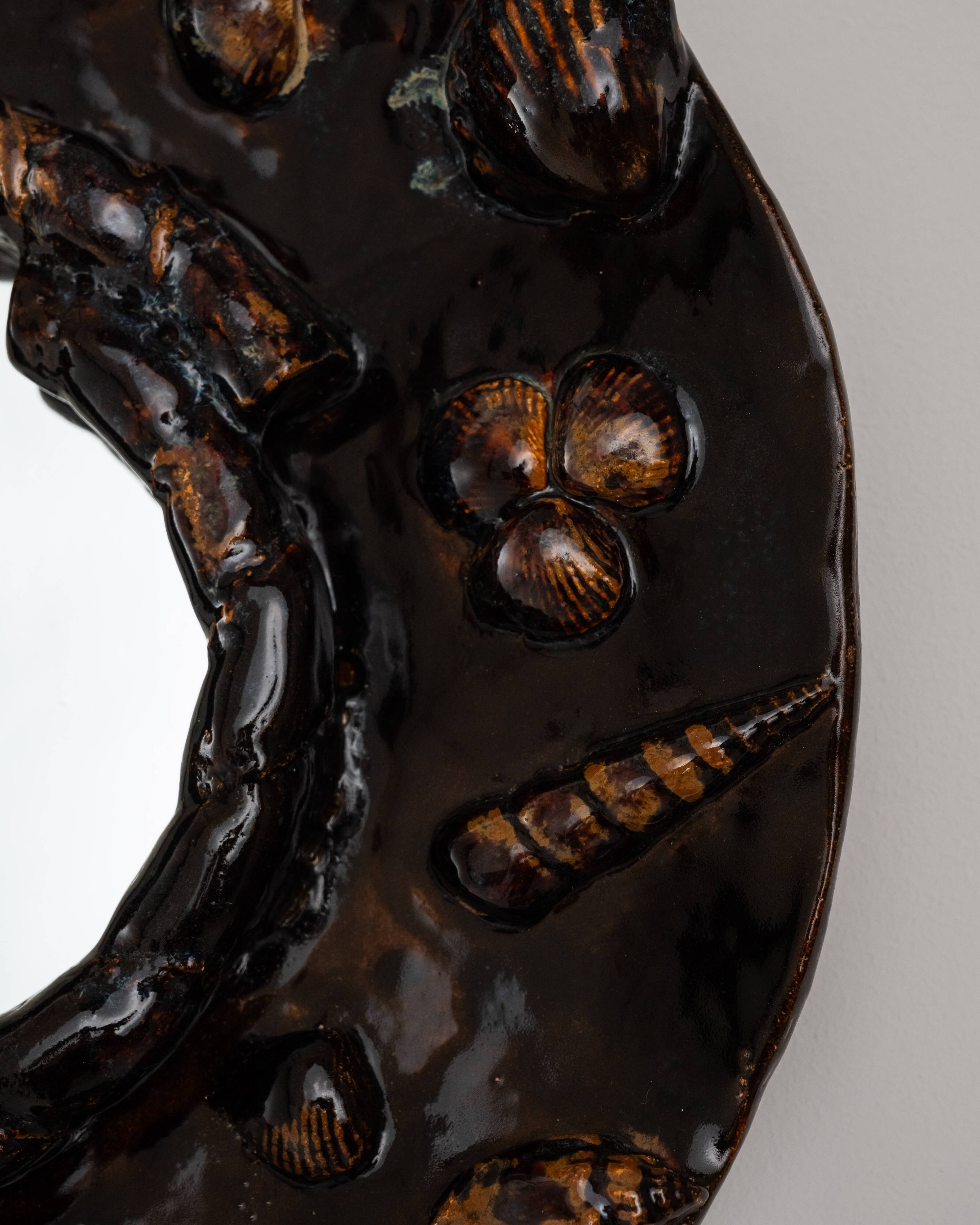 Miroir aux coquillages en grès émaillé