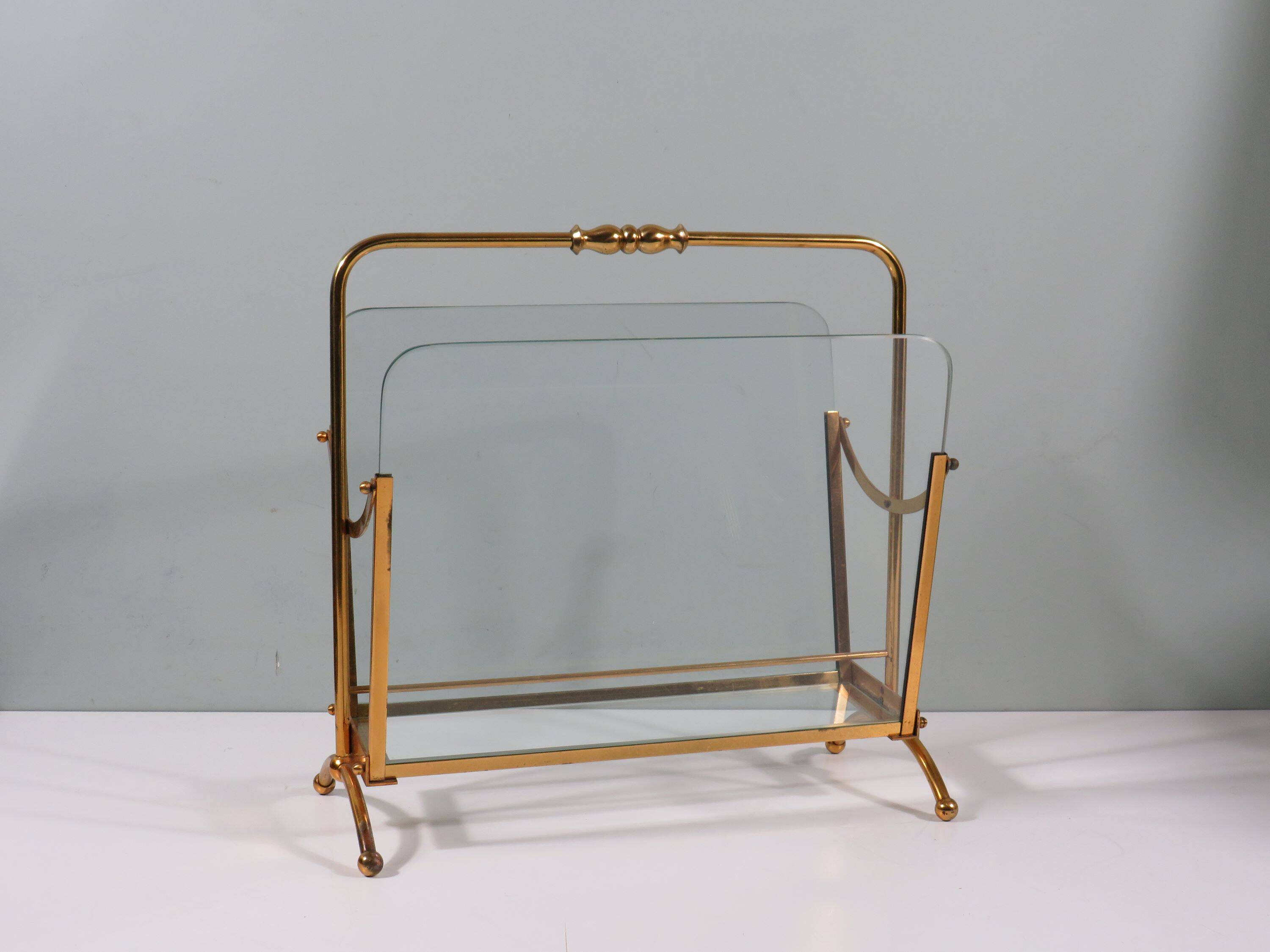 Vintage magazine rack, brass and glass, Italy 1950-1960