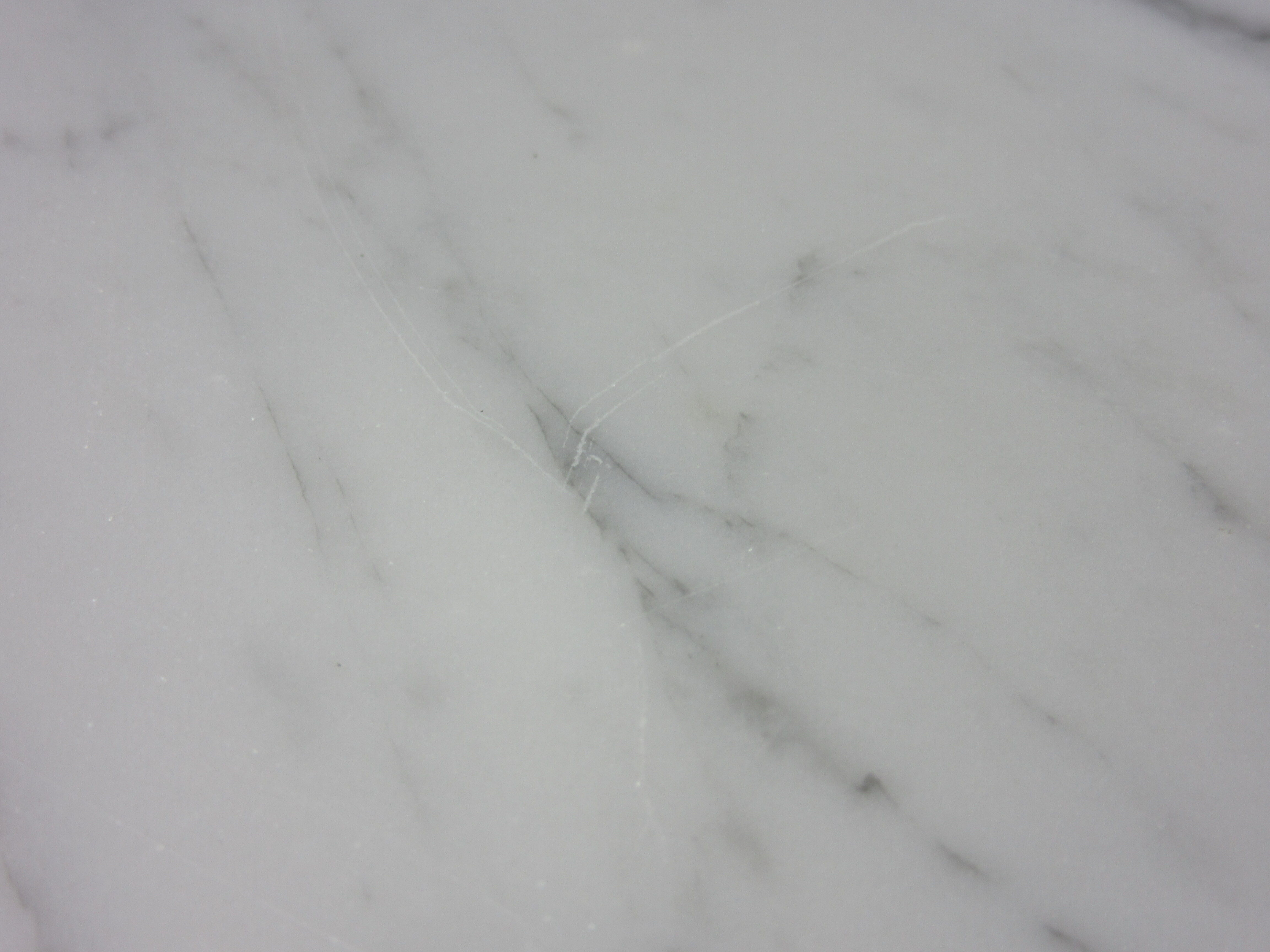 Table en marbre et laiton