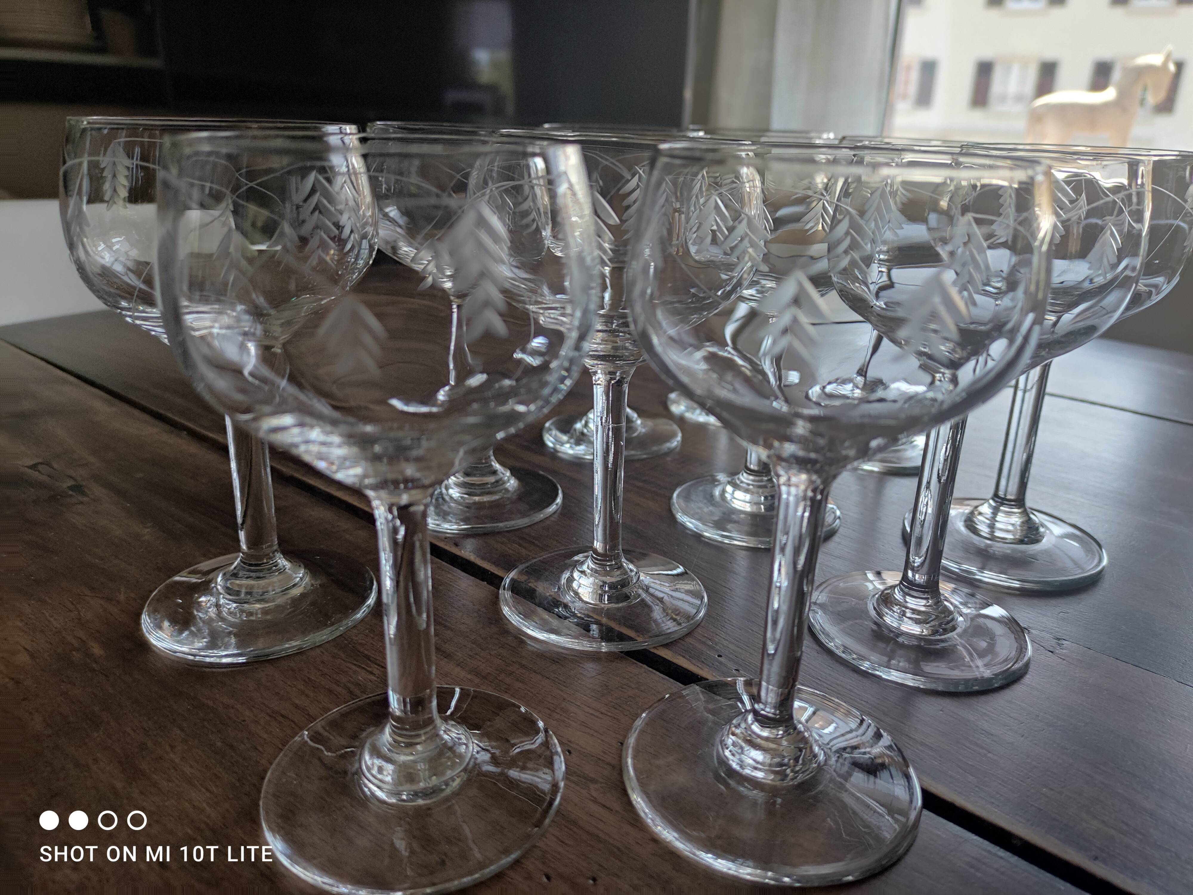 Lot de 11 verres à vin blanc ancien en verre ciselé