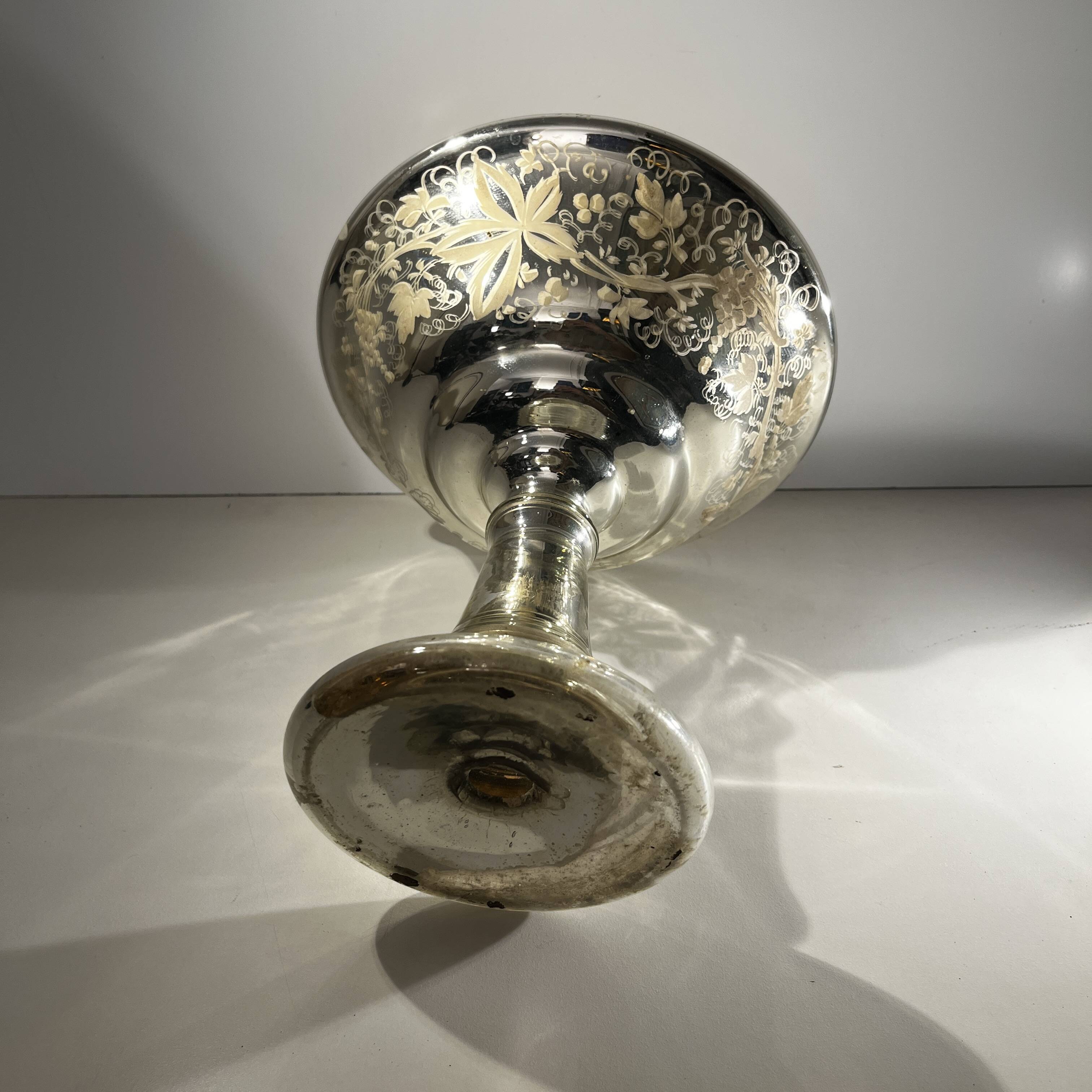 Cup in blown mercury and gilded glass called "sulfide", floral decoration engraved with