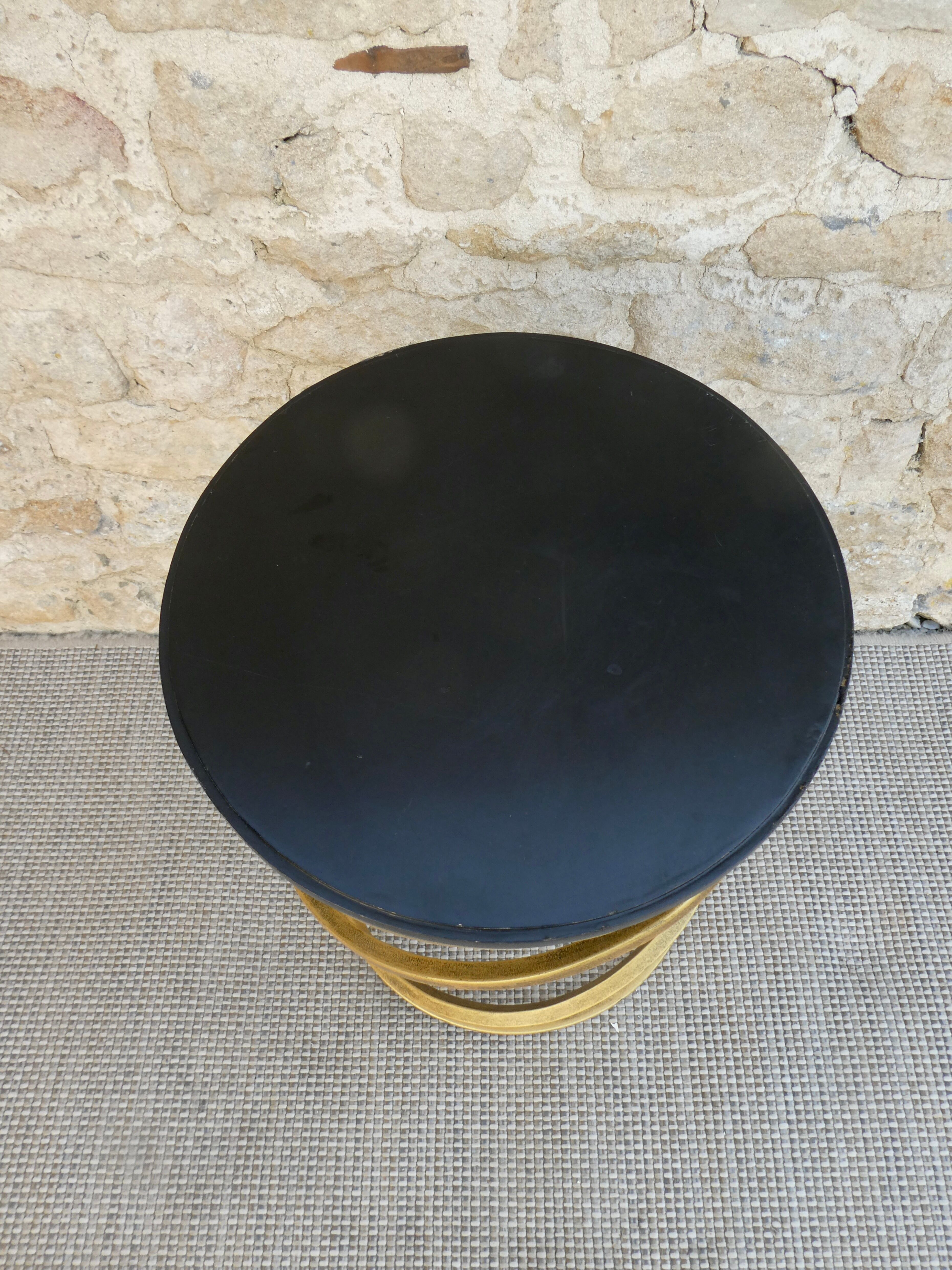 Spring-shaped end table in gold metal