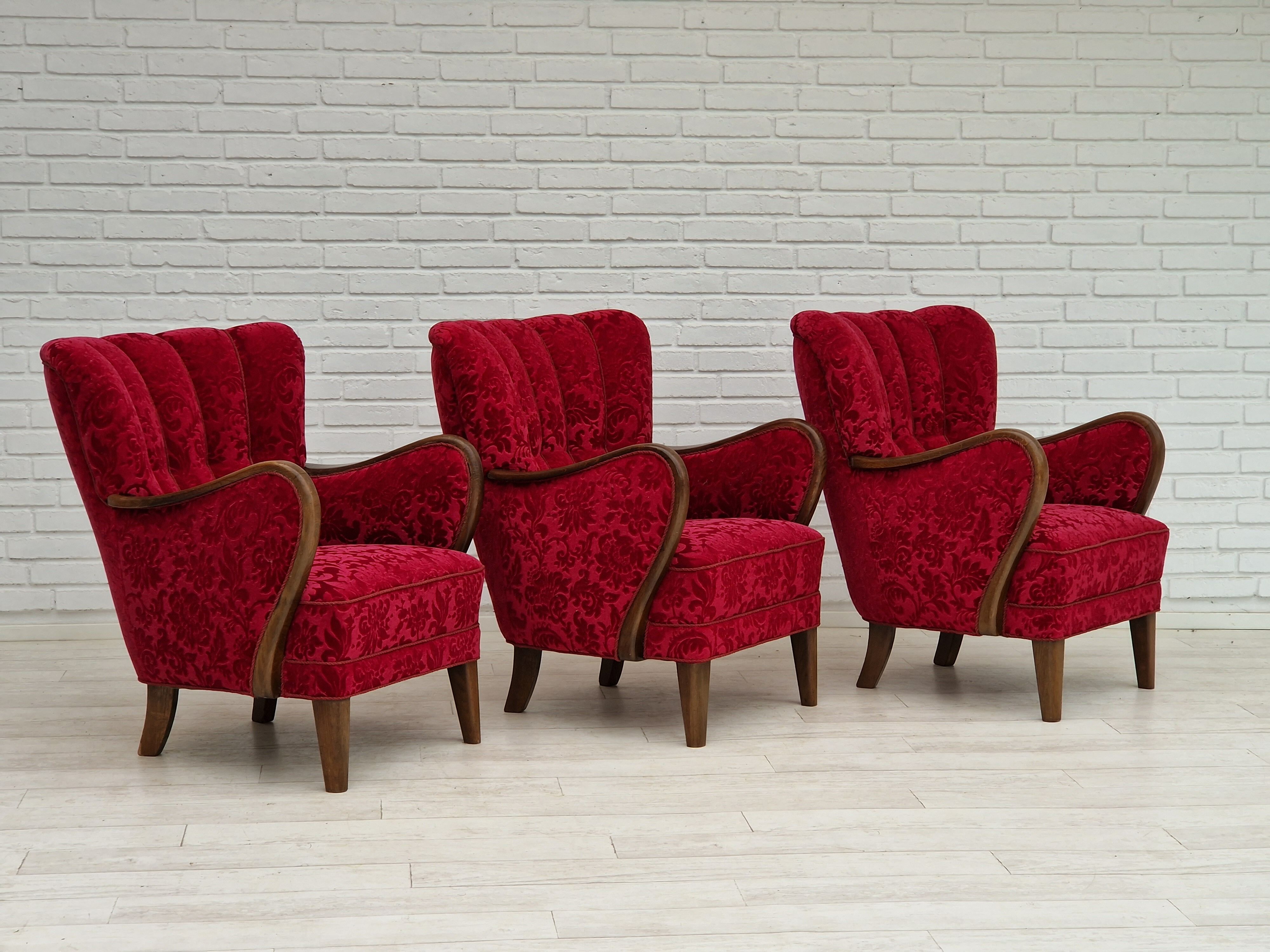 Années 1960, design danois, fauteuil en tissu rouge cerise, très bon état d’origine.