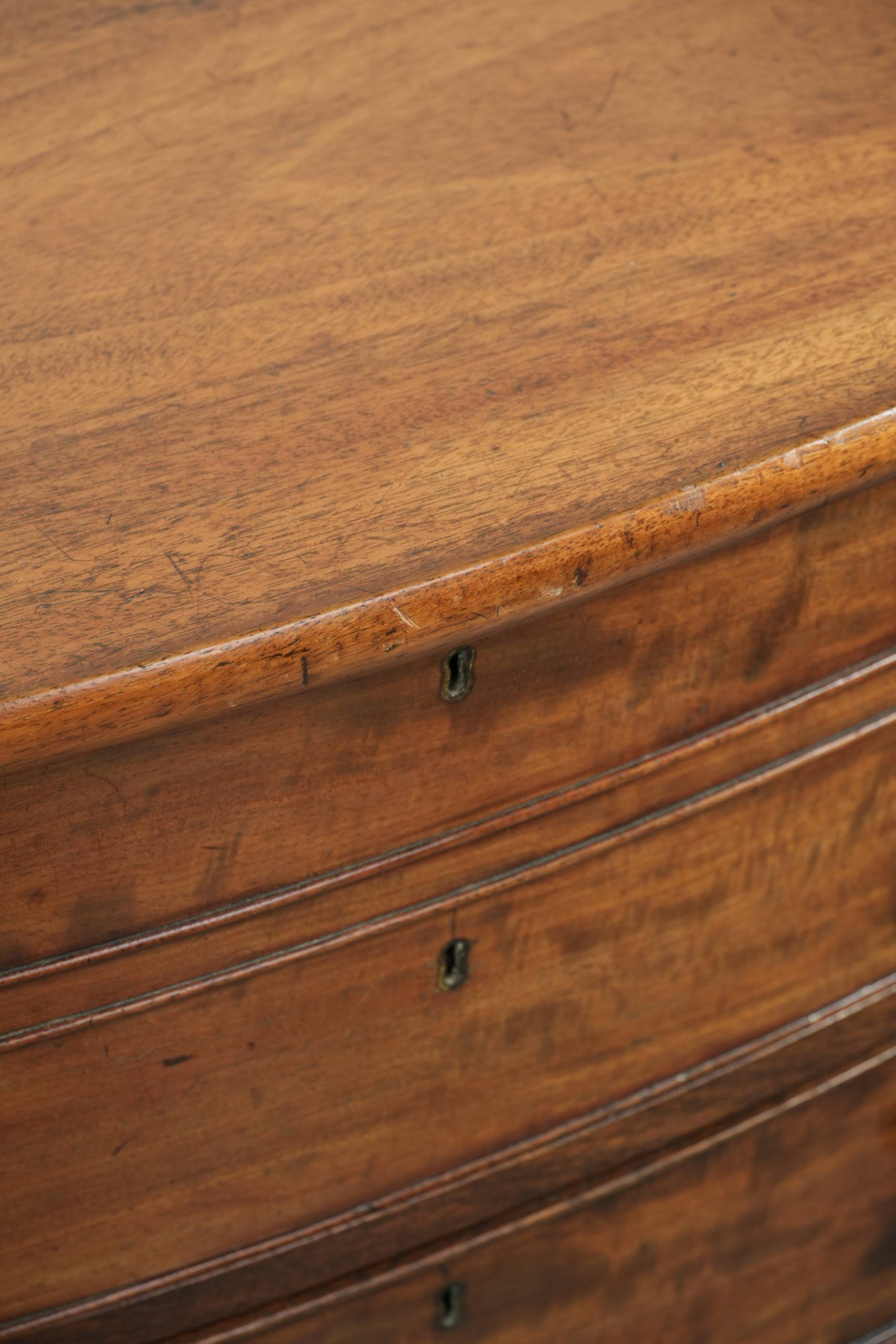 Commode anglaise du 19e siècle en taille subtile et unique.