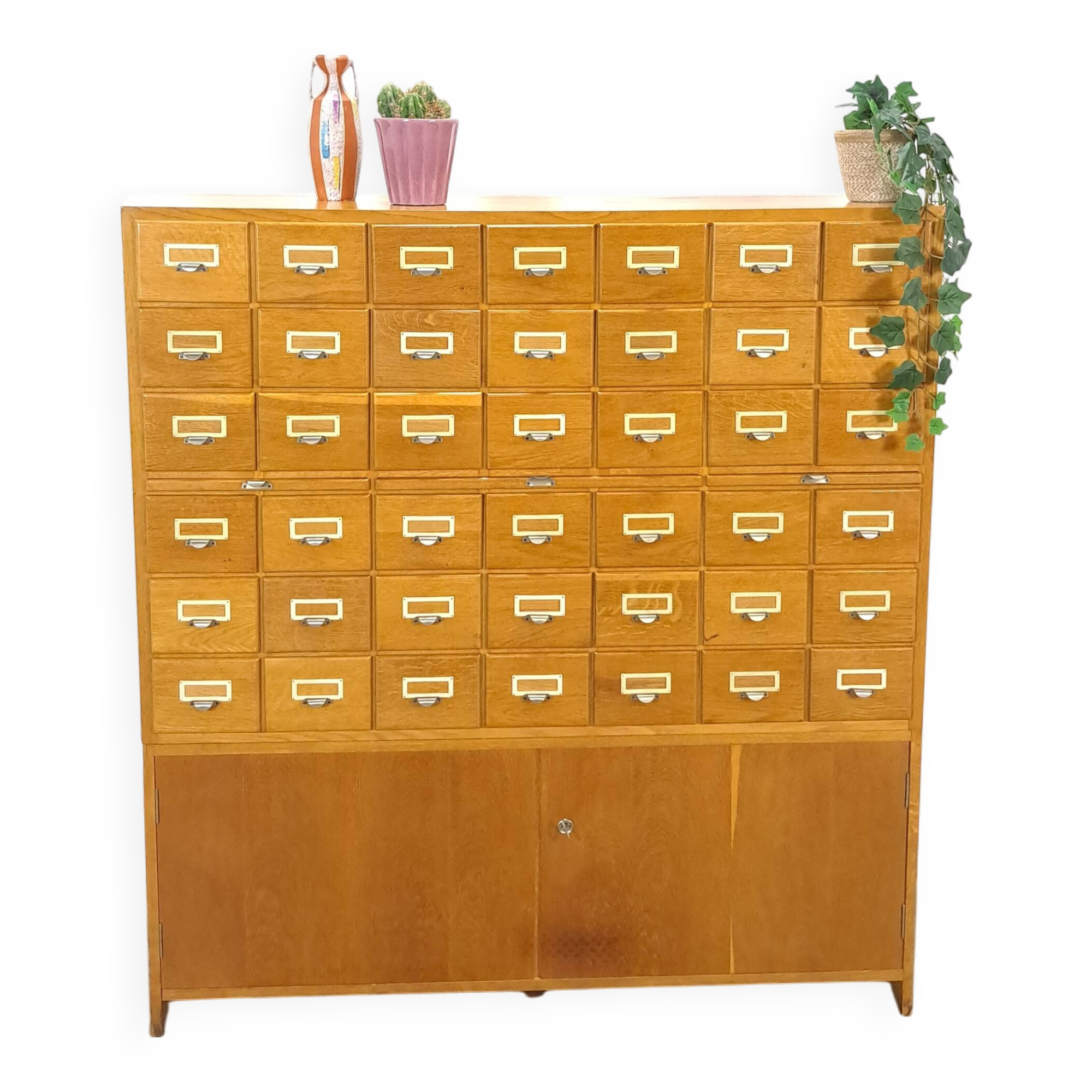 Oude houten ladekast met uitschuifbare planken