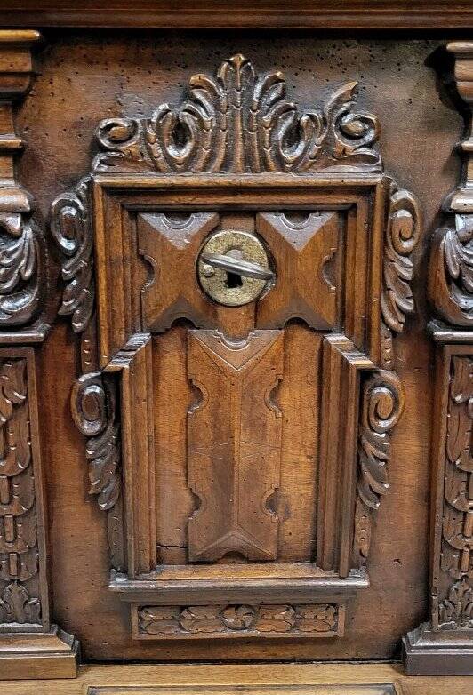 Important richly carved walnut chest – Renaissance style – 17th century