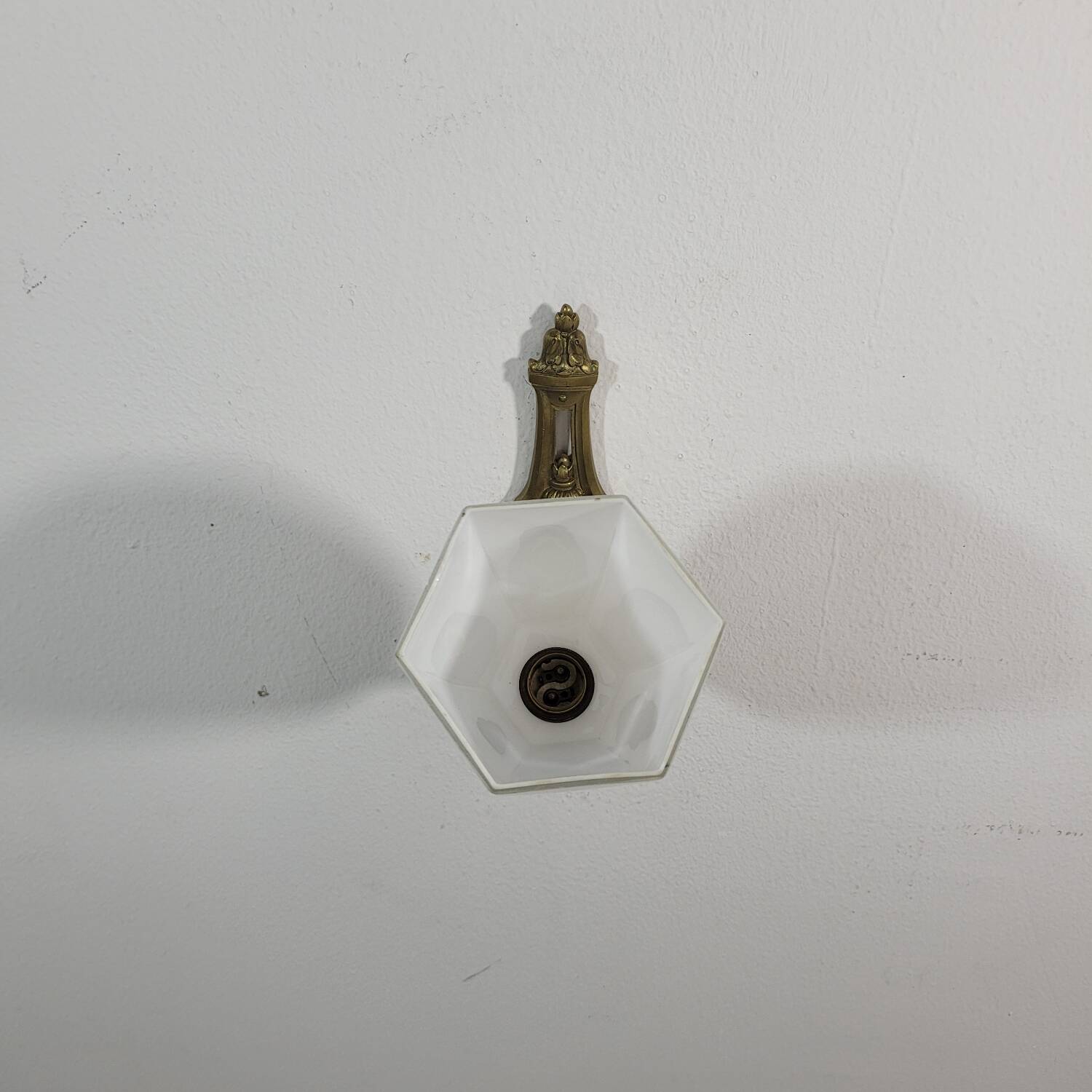 Vintage wall lamp in brass and art deco glass