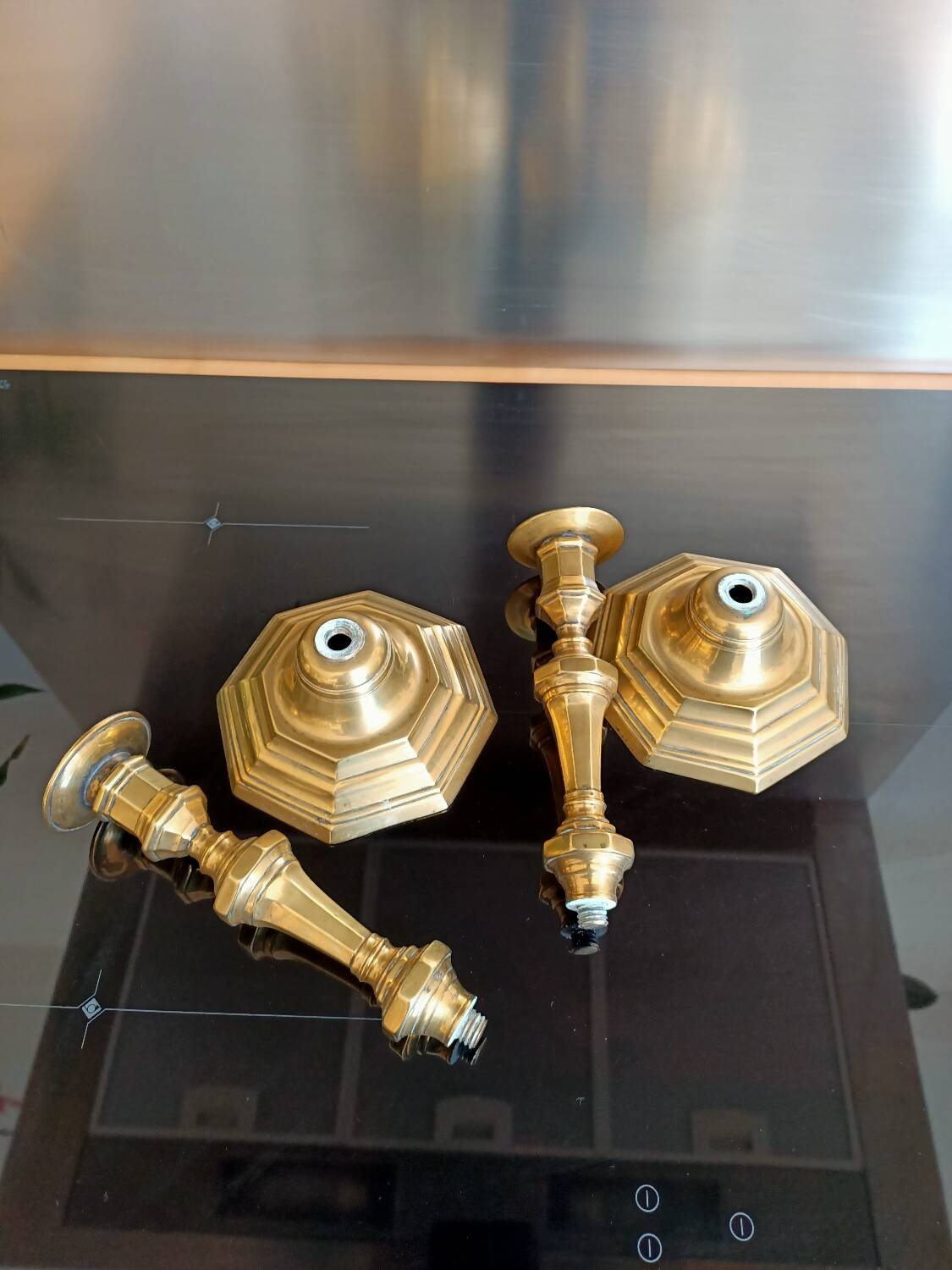 Paire de bougeoirs en bronze d'époque XVIIIe