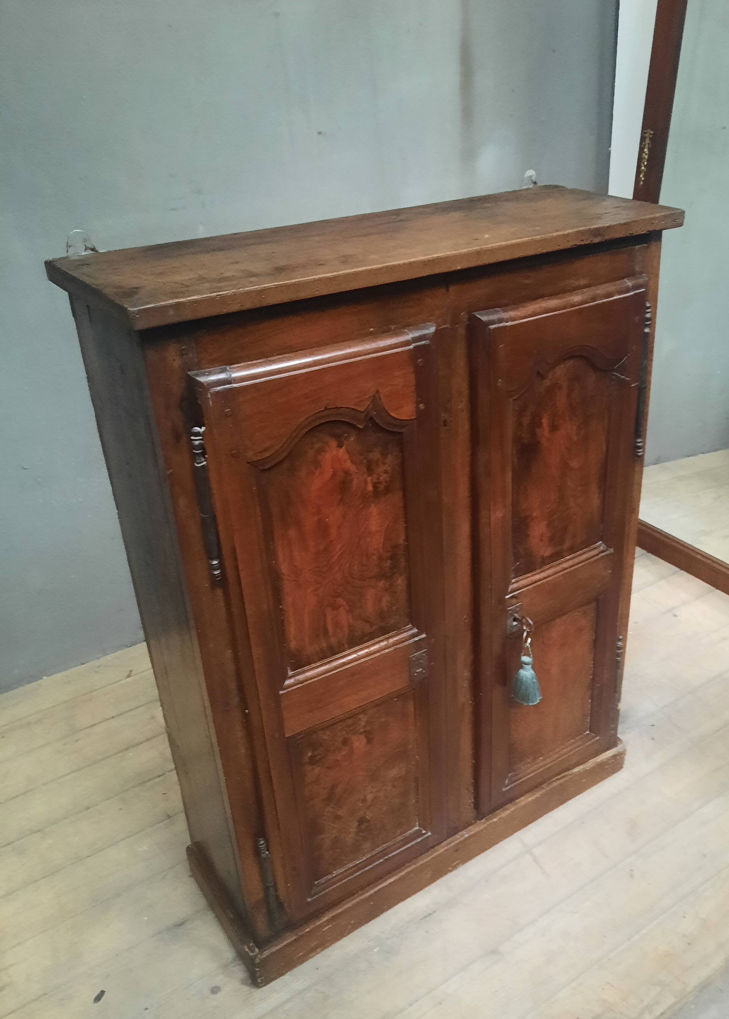 Bressane armoirette with 2 doors