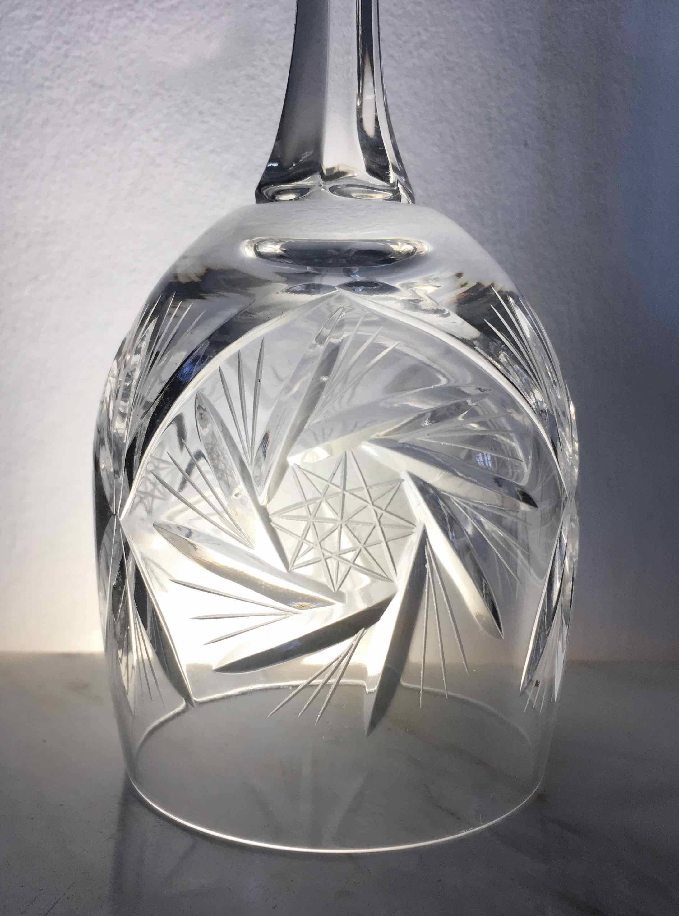 Set de 12 verres à vin en cristal taillé