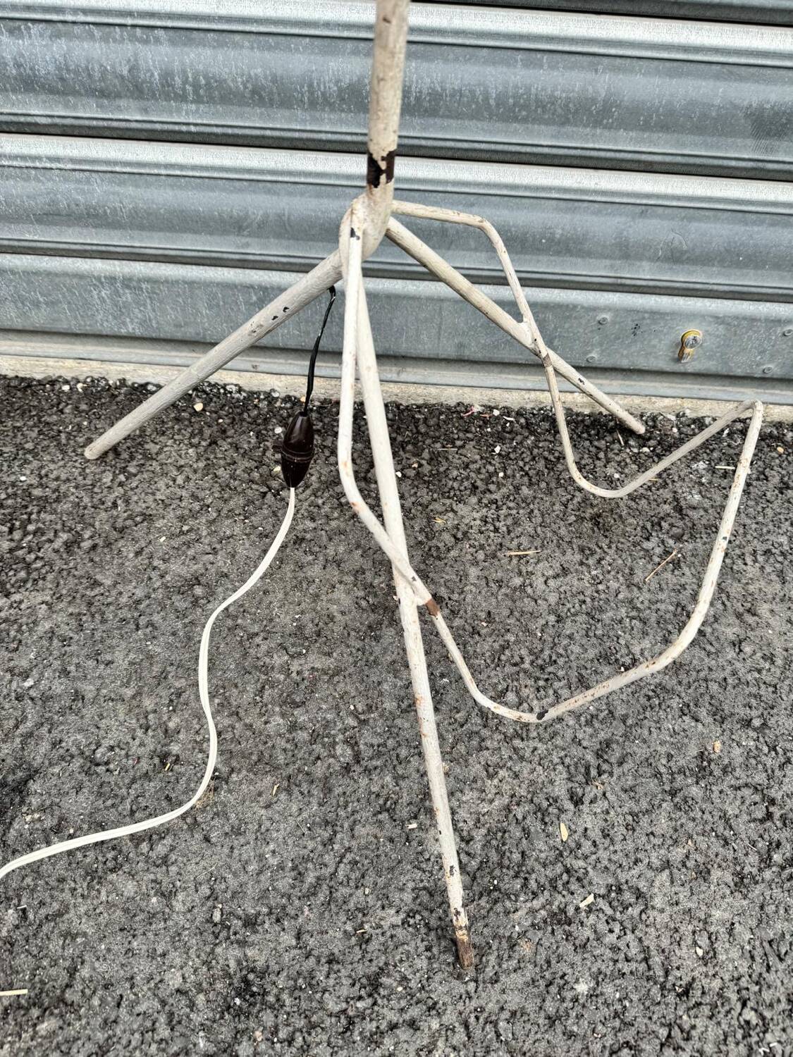 Rare vintage tripod floor lamp model from the 1950s.