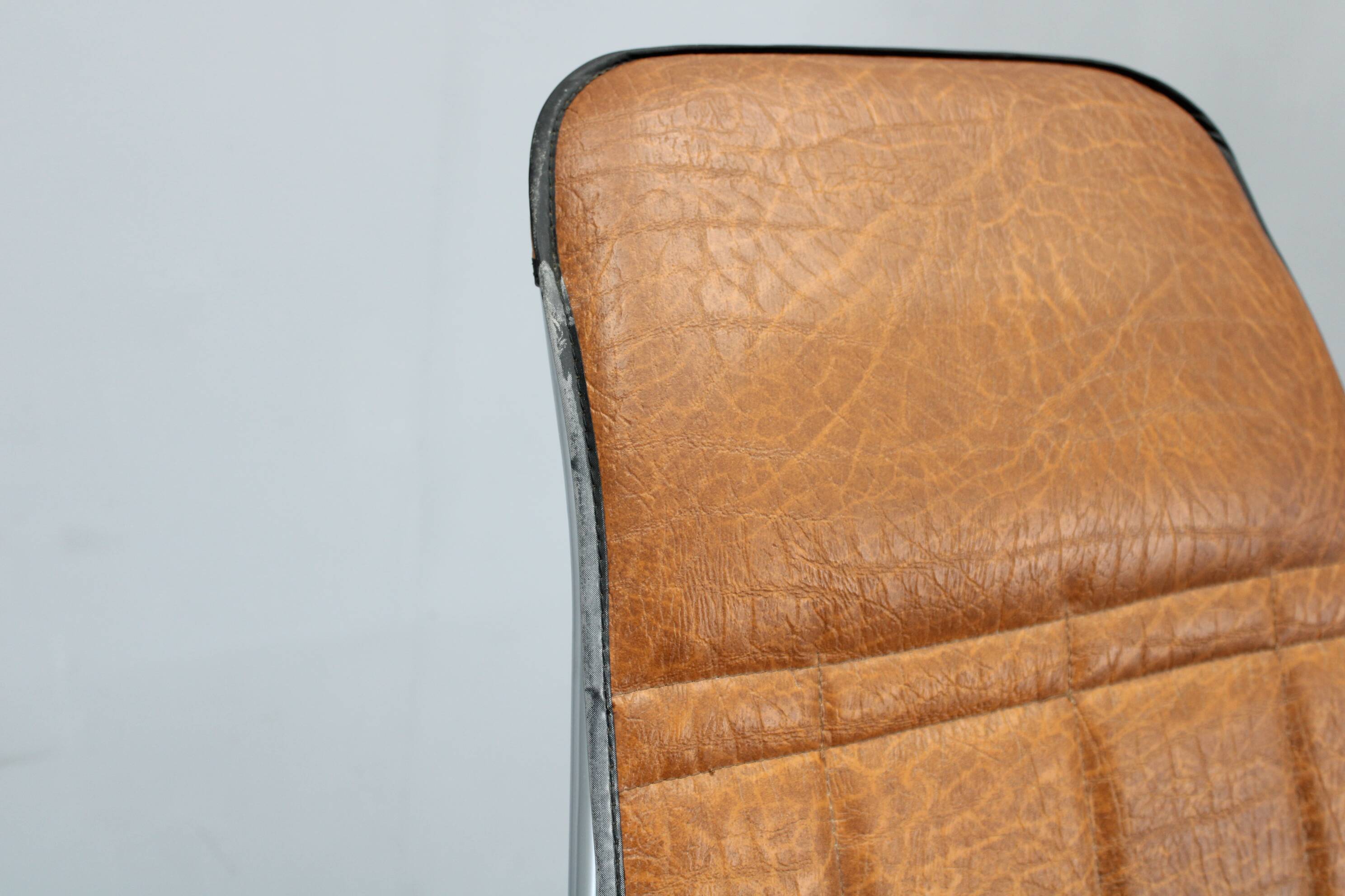 1970s Italian folding lounge chair with leatherette upholstery
