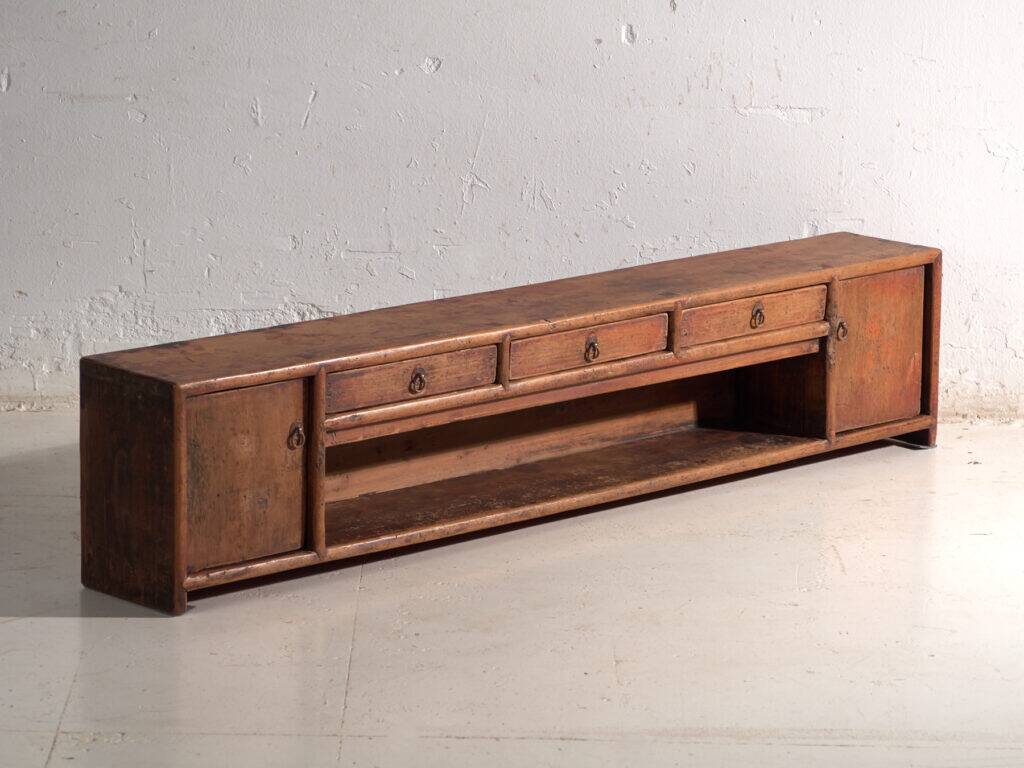 Meuble bas ancien laqué en bois d’orme – Chine, vers 1900