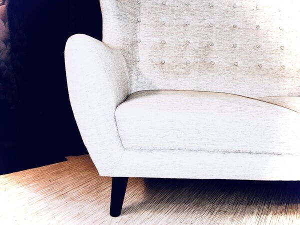 Canapé 2 places Capitonné Style Scandinave Esprit Mid-Century Pieds Compas