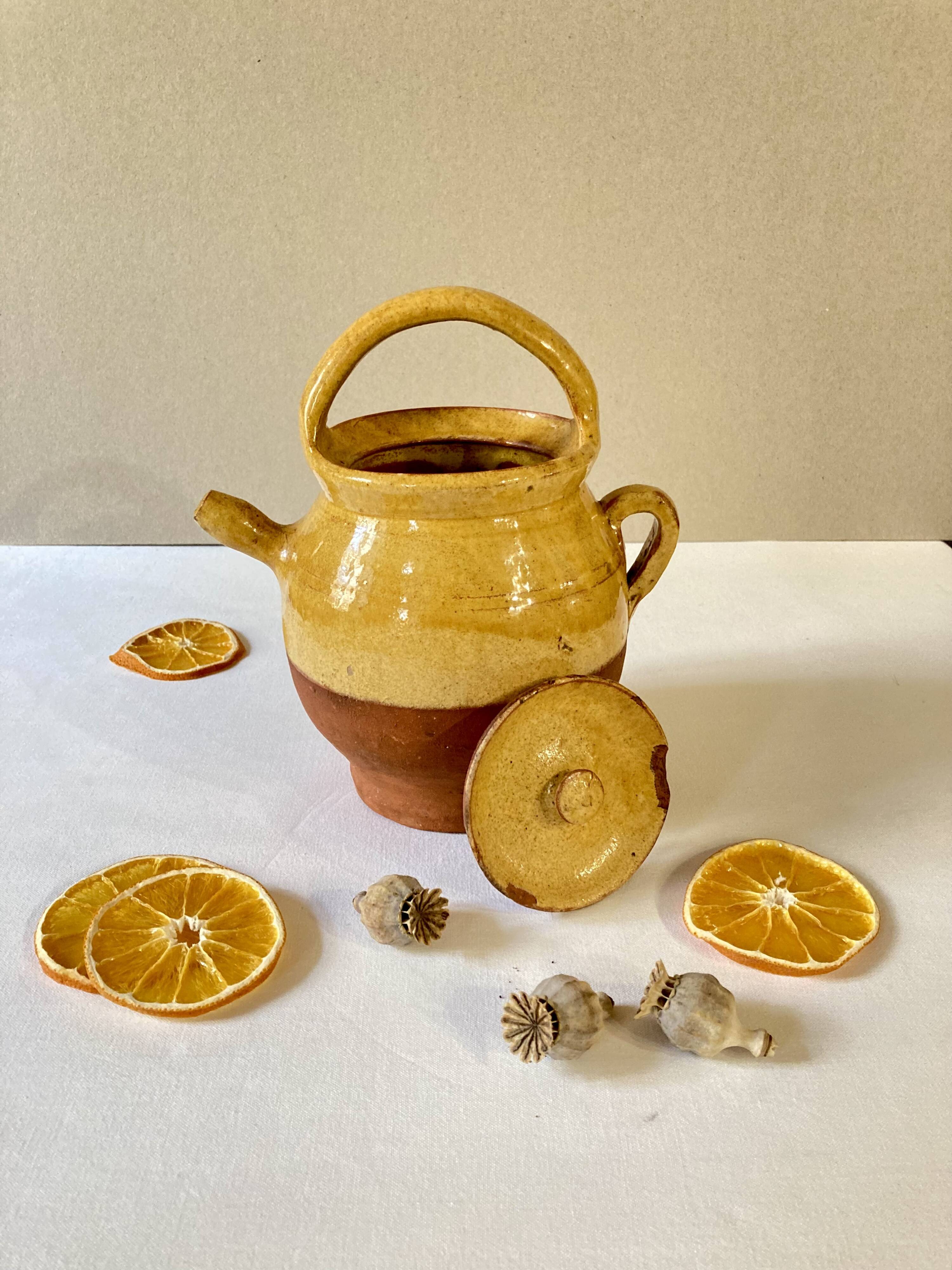 Cruche ou chevrette en grès vernissé jaune