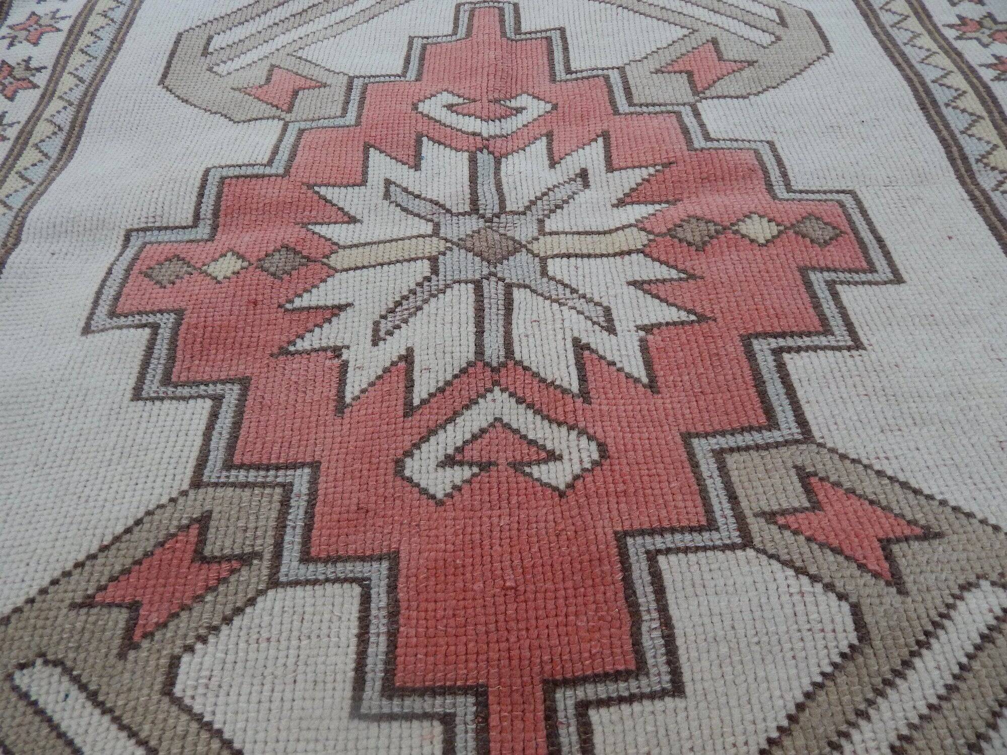 Vintage handmade Turkish rug 116x122 cm