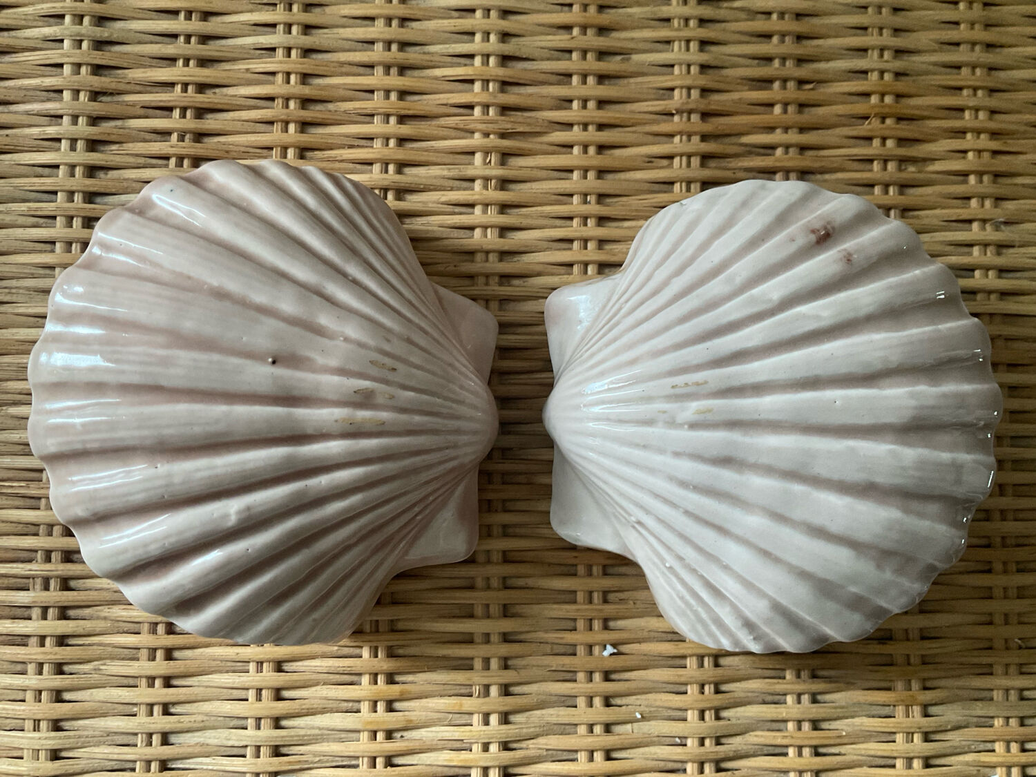 Duo of N shell-shaped towel holders in glazed ceramic