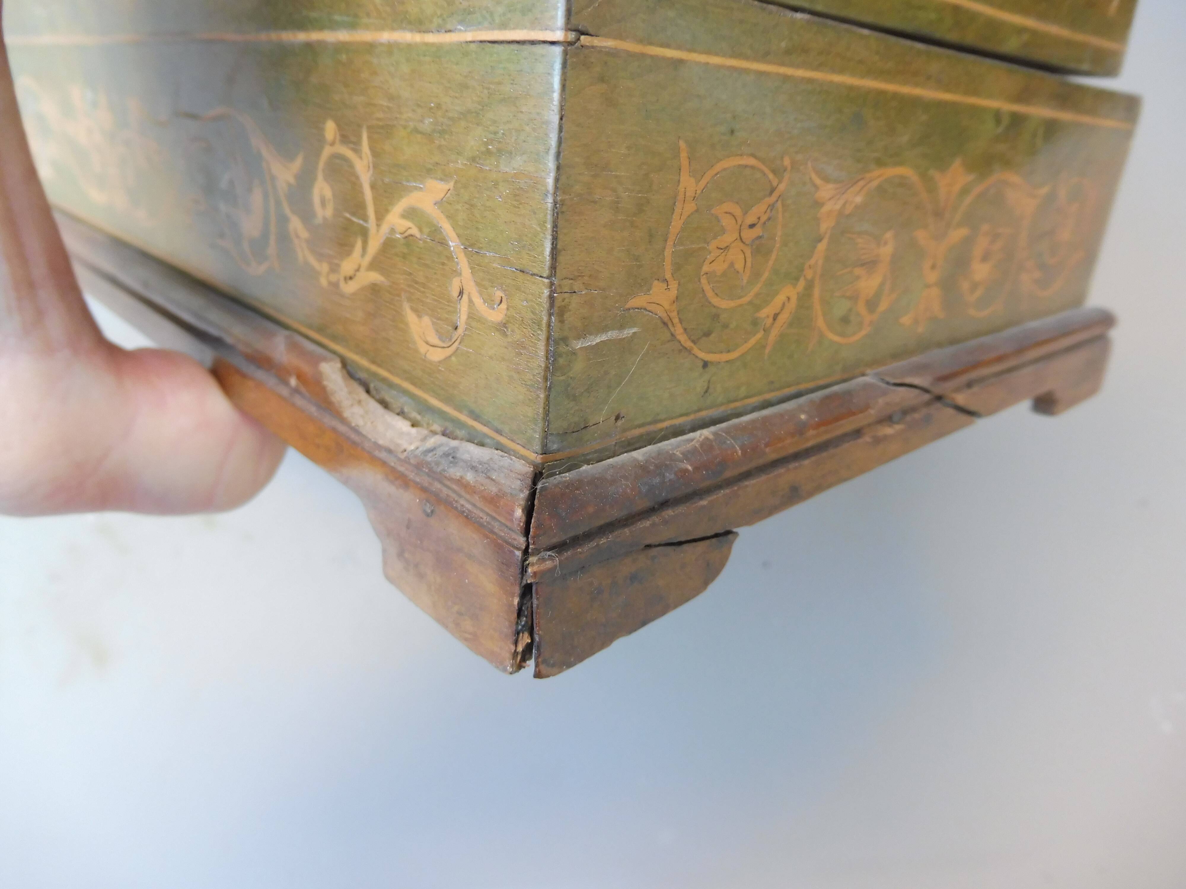 Marquetry jewellery box with foliage decoration