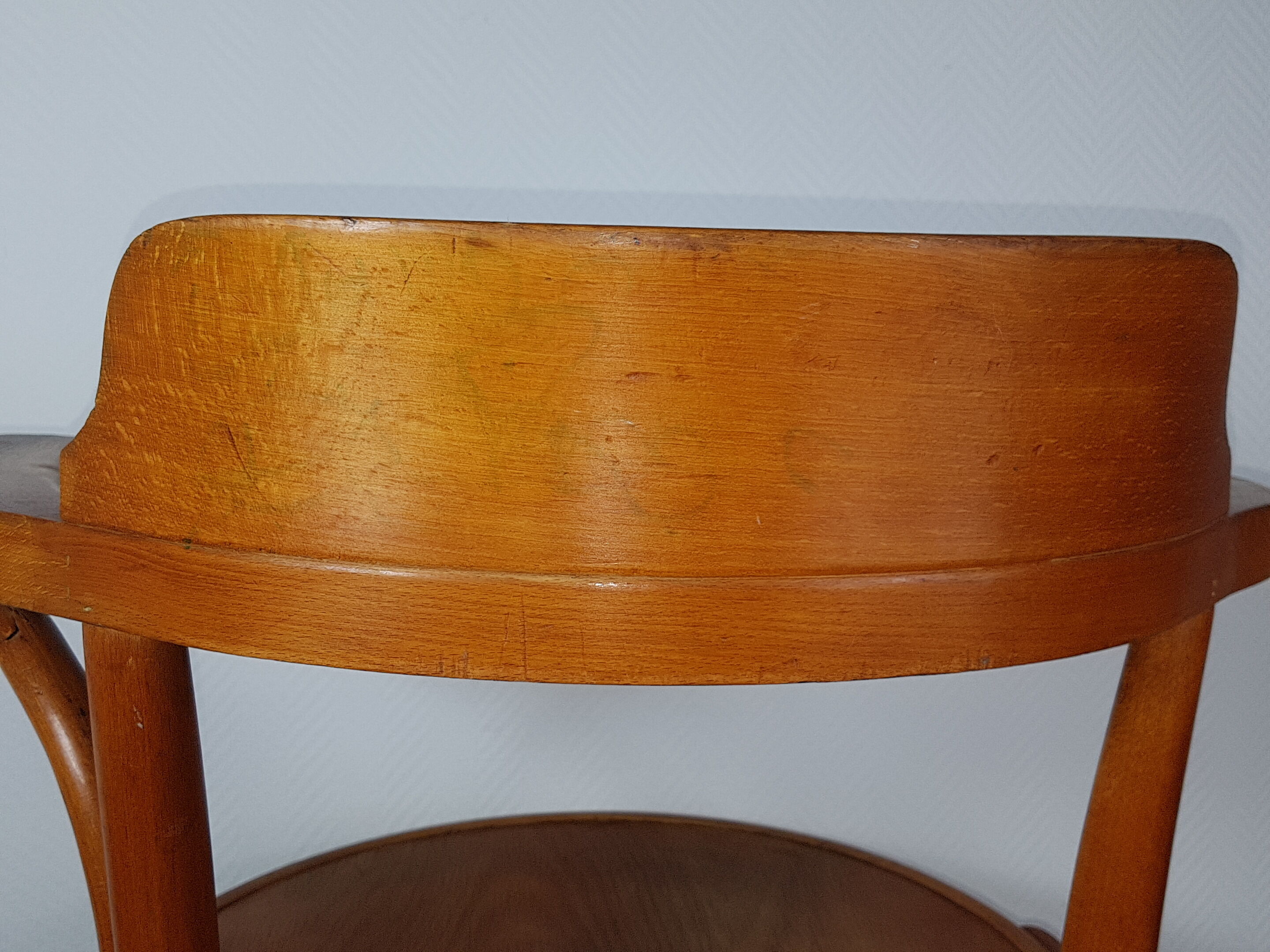 Old curved wooden armchair, 1930/1950. 78x58x48 cm.