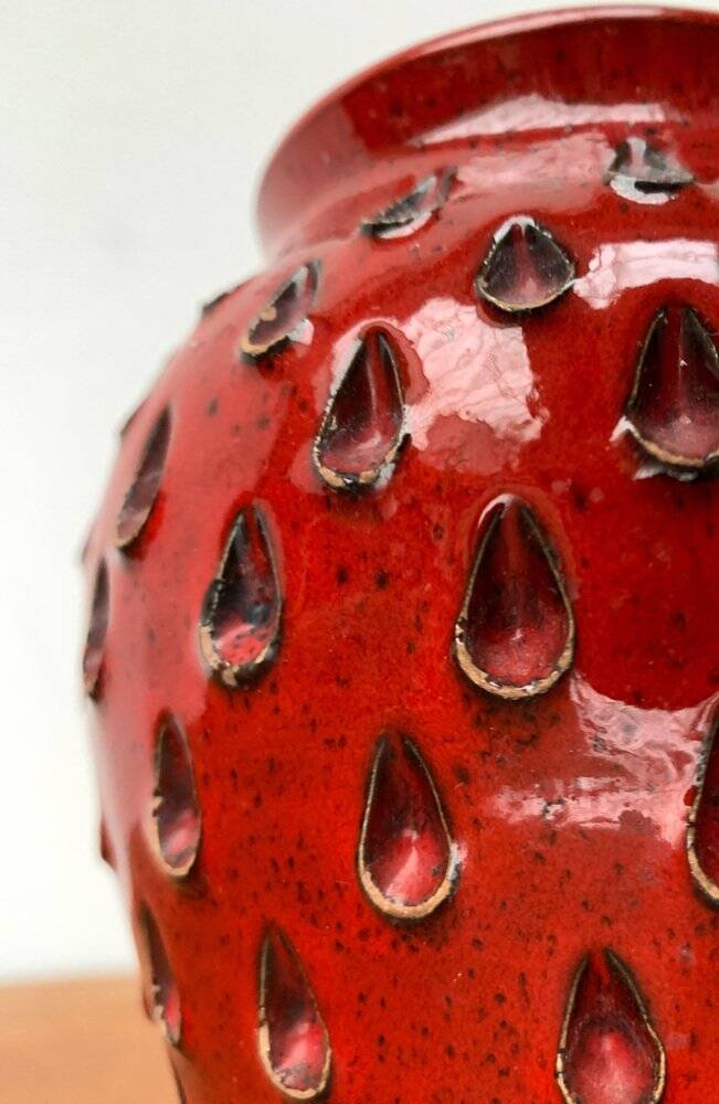 Strawberry ceramic vase from the mid-century by Fratelli Fanciullacci for Bitossi, 1960s.