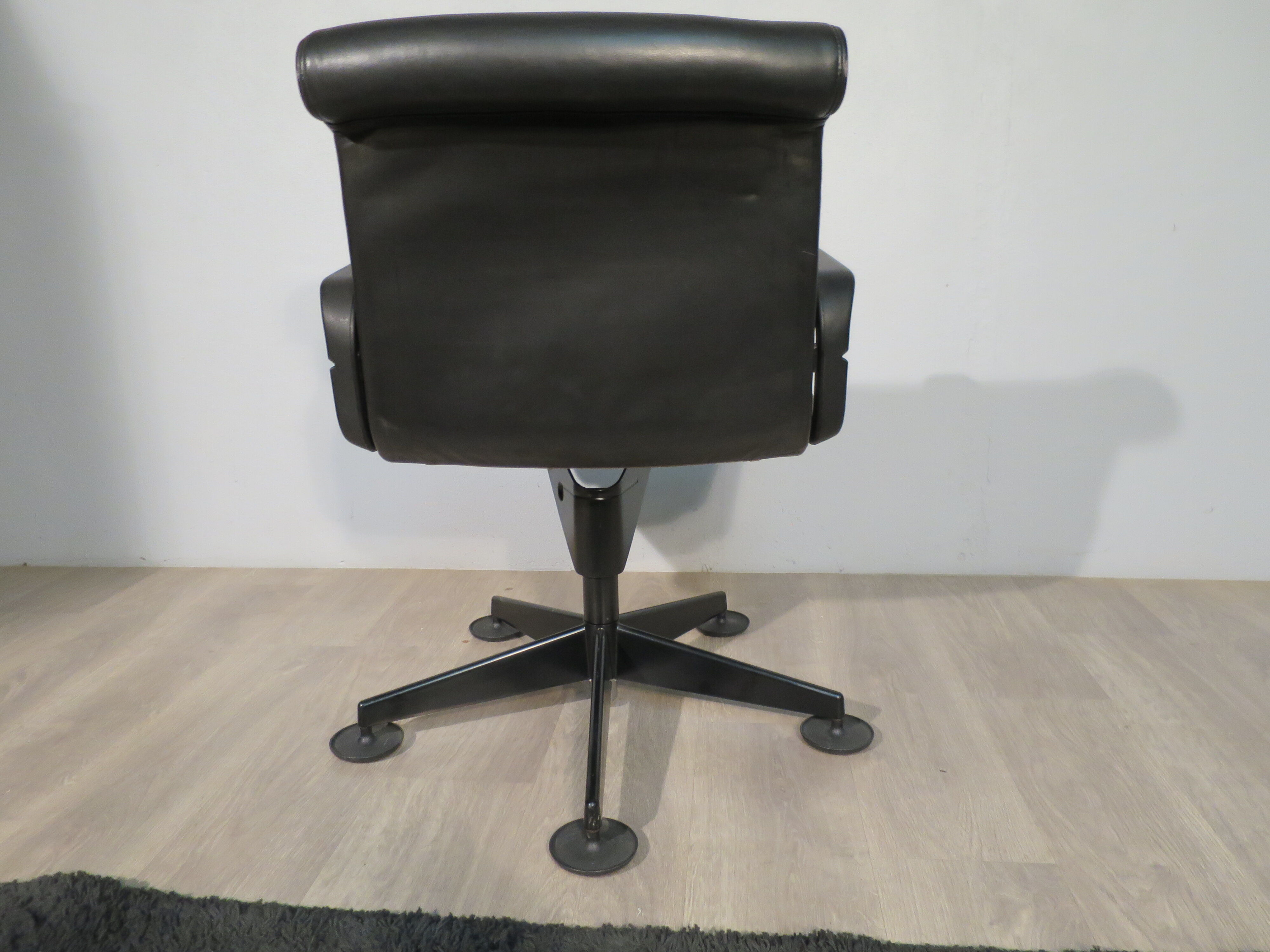 Sapper armchair edited by Knoll