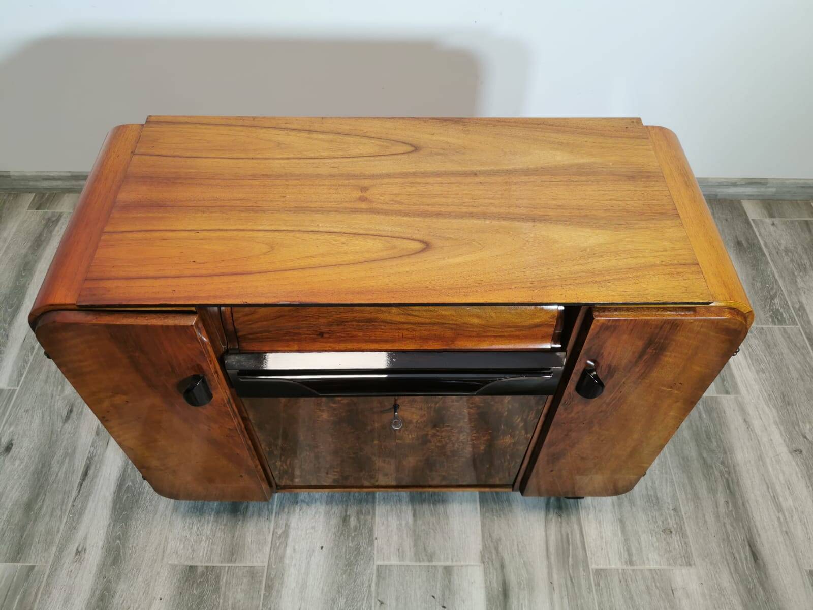 Armoire Gramophone par Jindrich Halabala