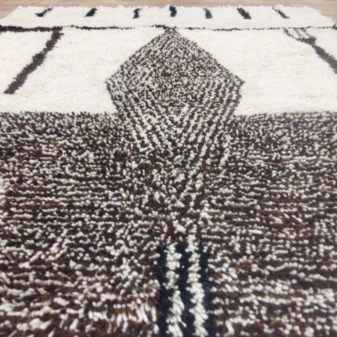 Azilal Berber rug in handmade wool 236 X 156 CM