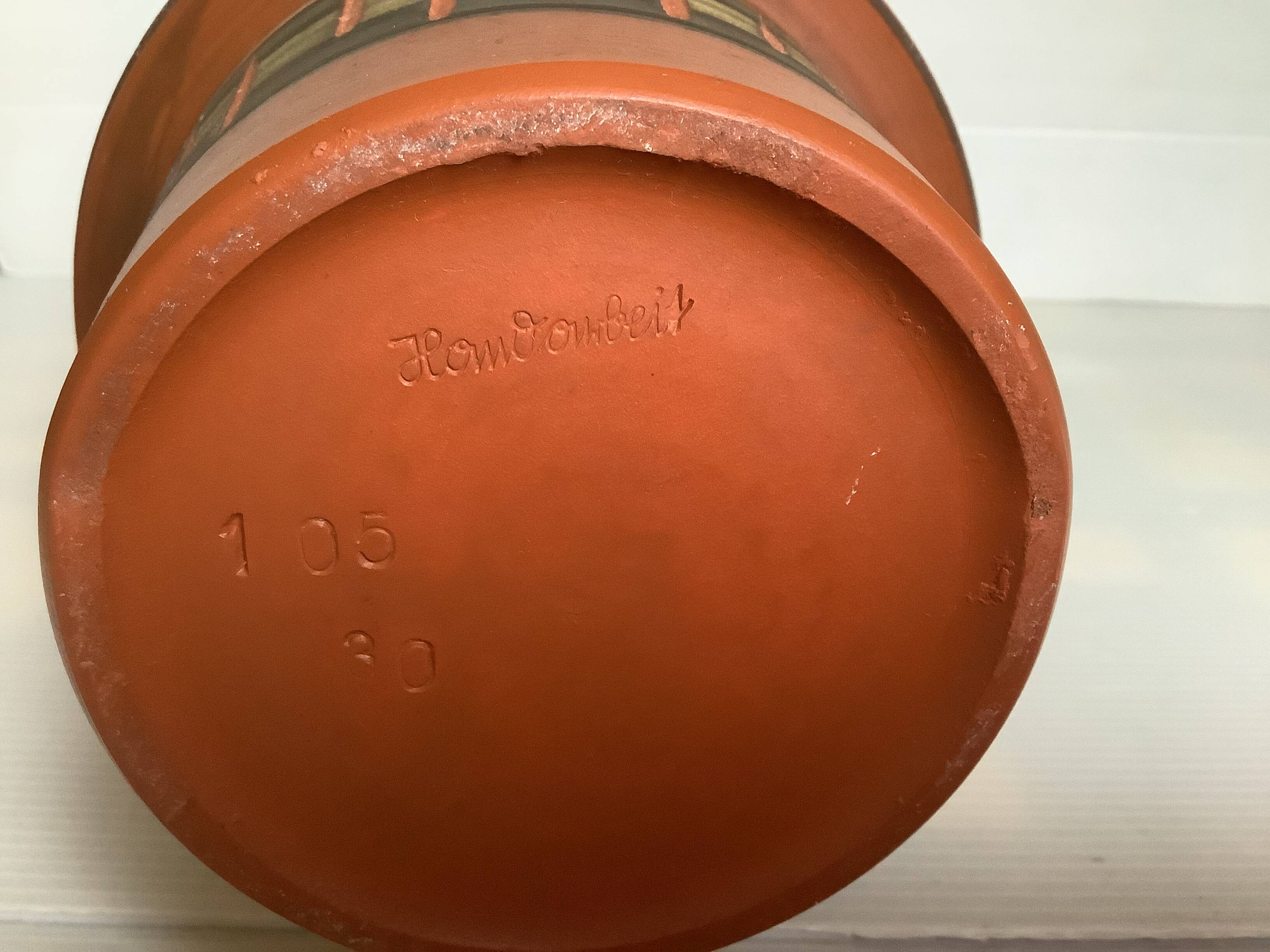 Homvombeit terra cotta vase
