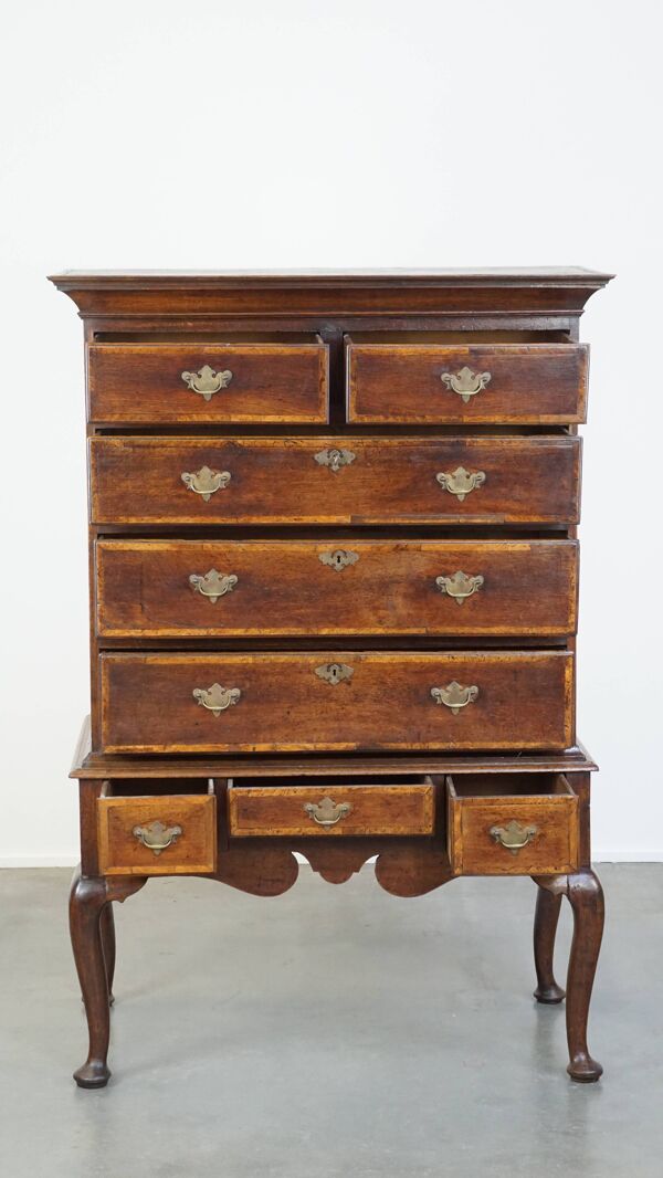 Commode sur pied anglaise en chêne, début du XVIIIe siècle
