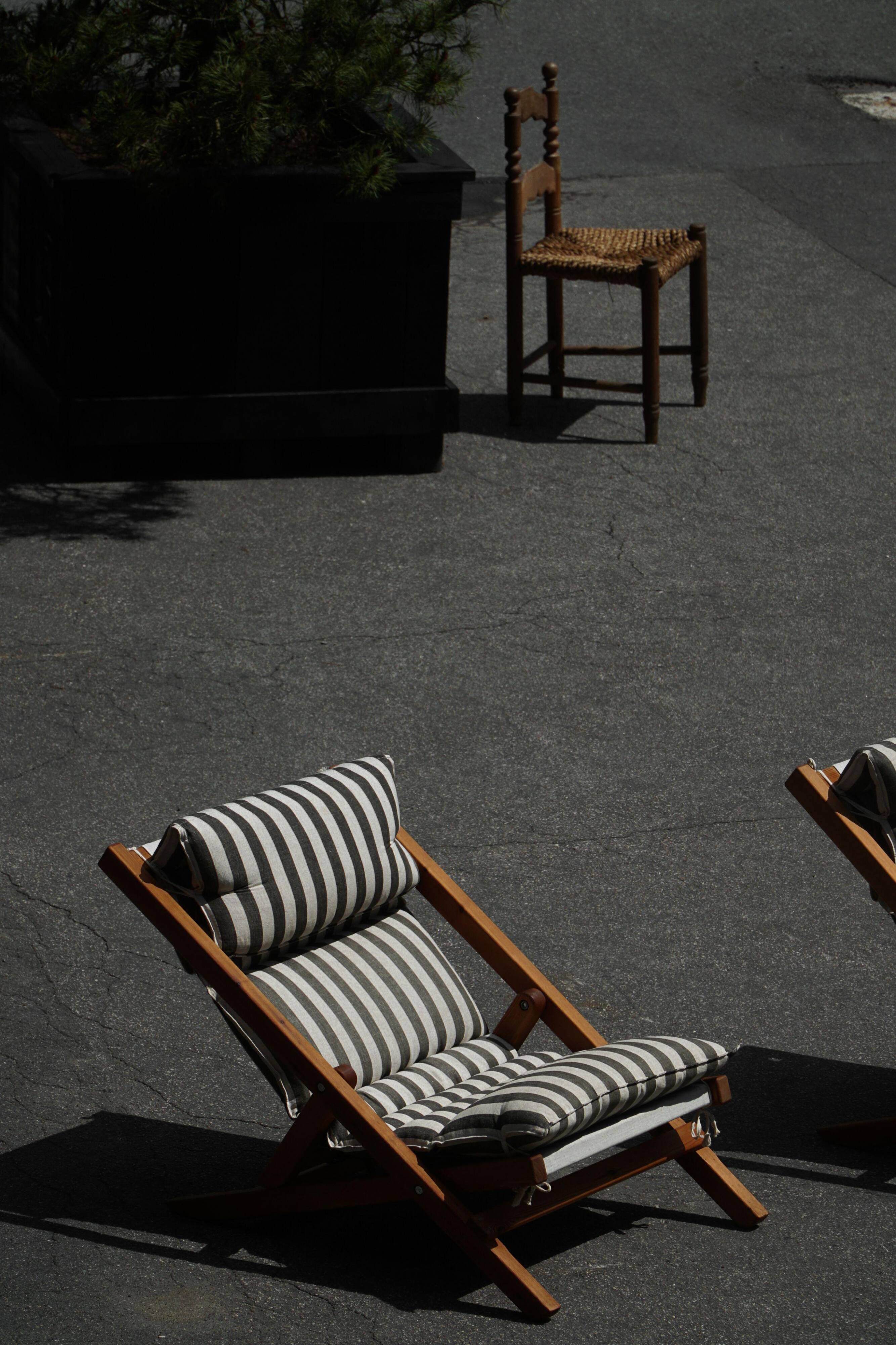Mid-century dining/lounge chairs in pine and striped cotton canvas, Denmark, 1970s.