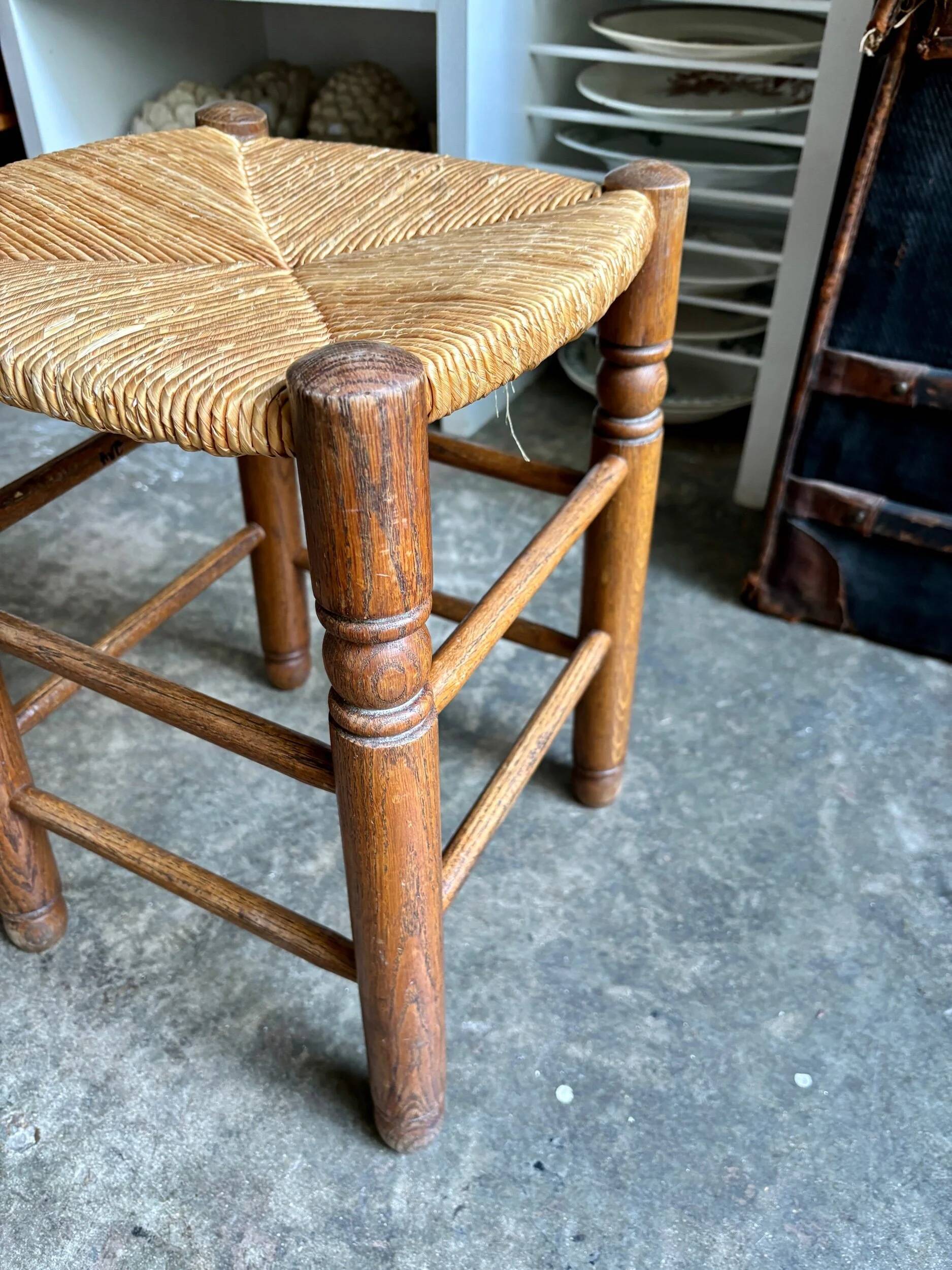 Tabouret en paille tressée et bois