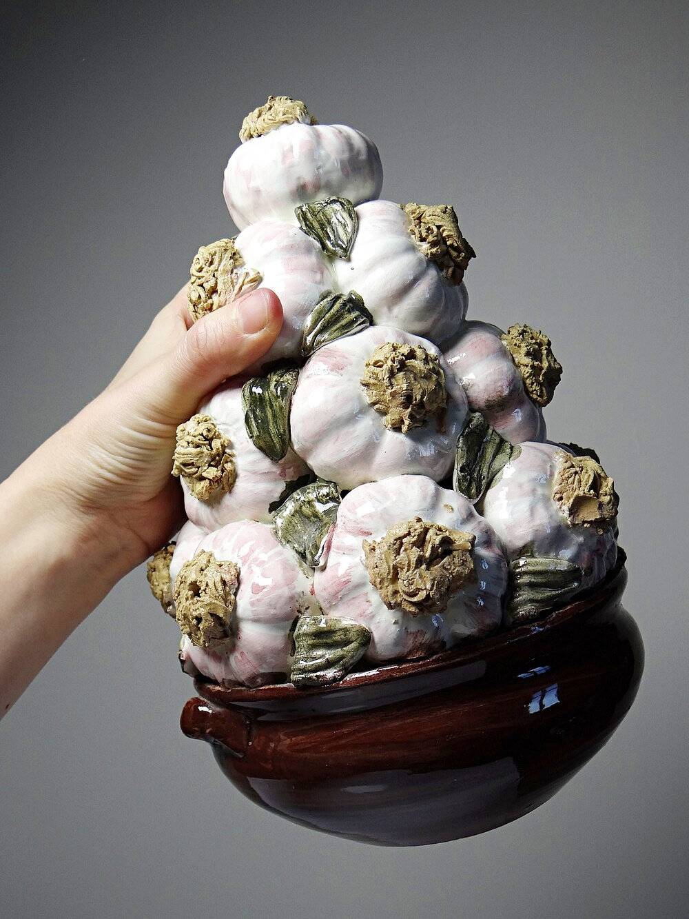 Vintage trompe-l'œil garlic pyramid in glazed ceramic from Manises, Spain.