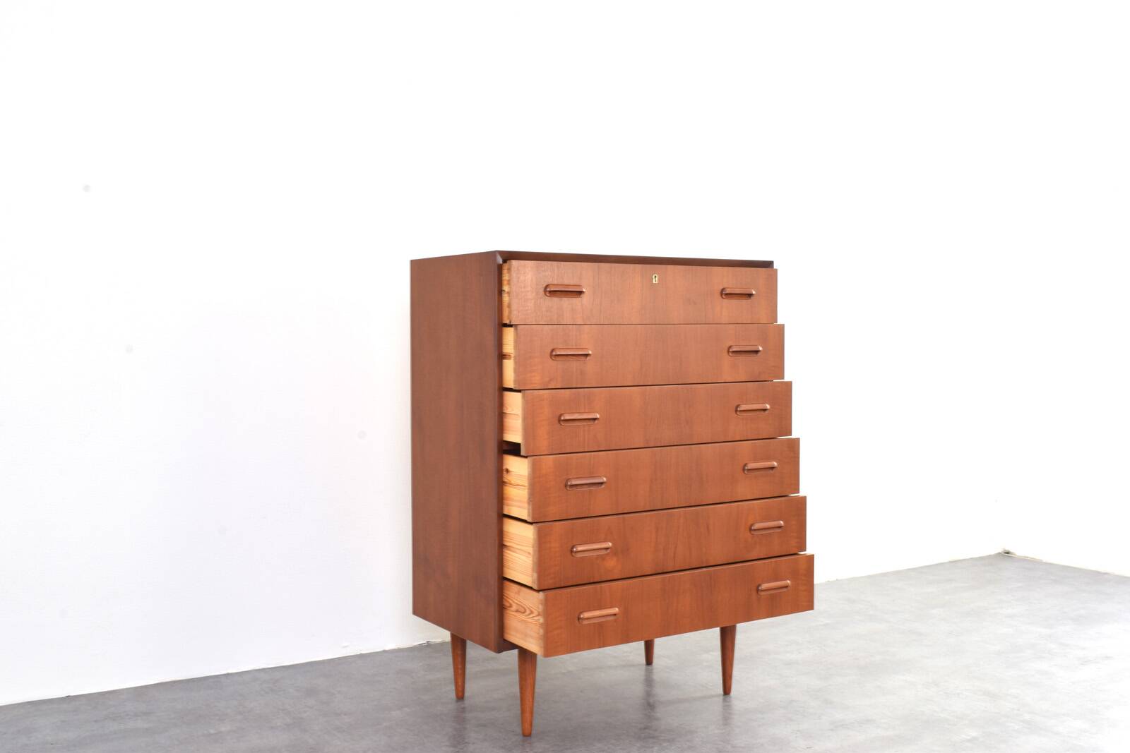 Commode en teck danois des années 1960.