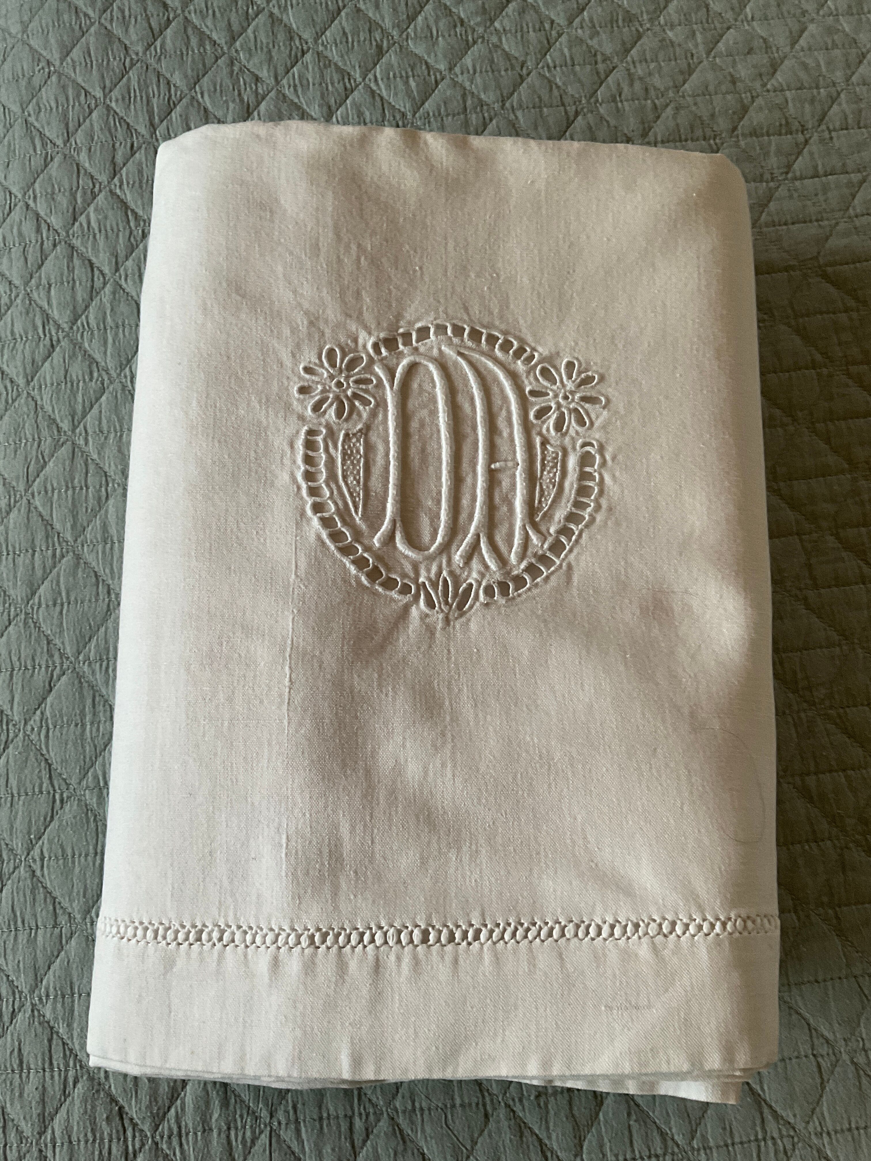 Old metis cloth. embroidered da monogram. n13°