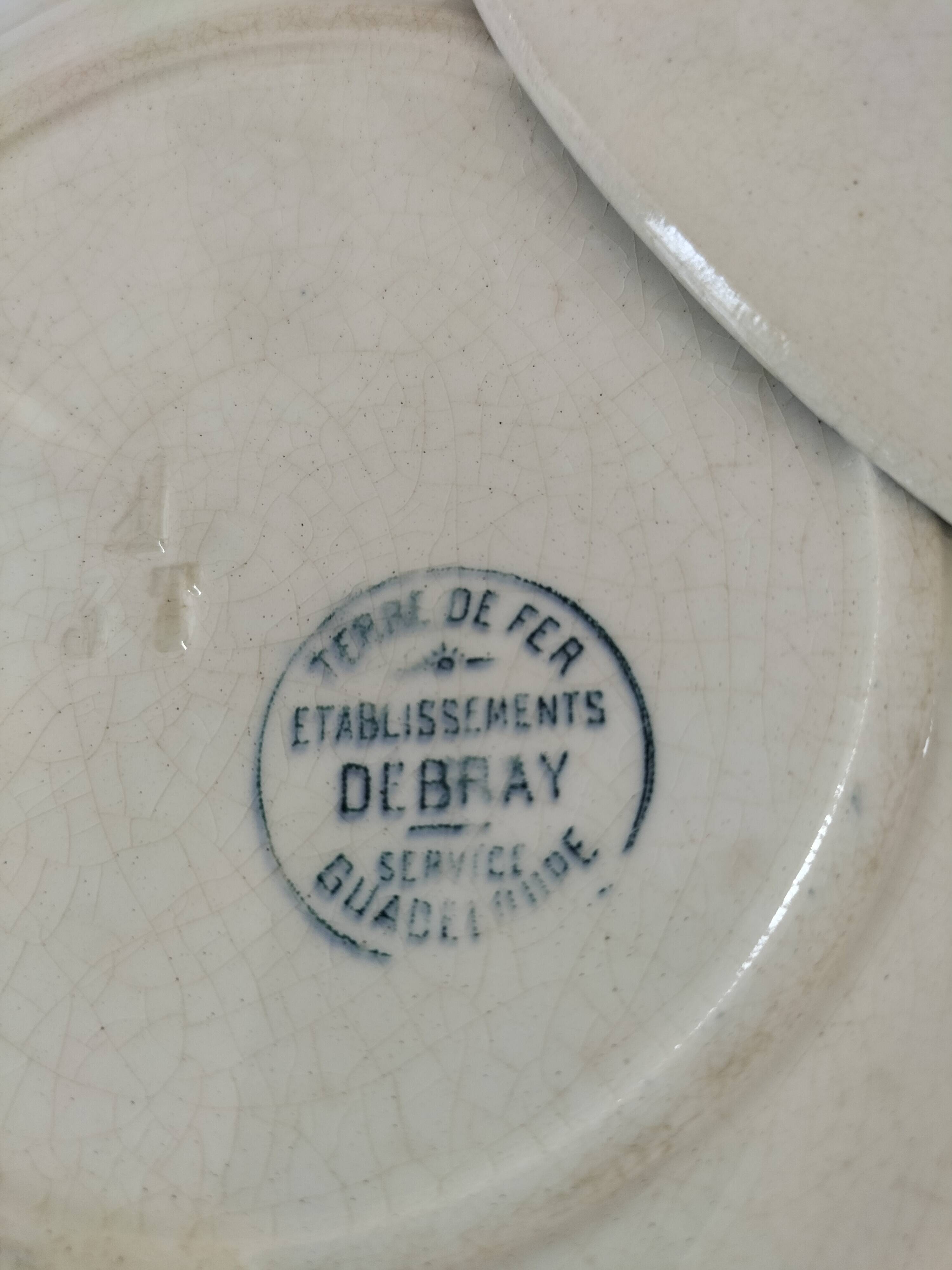 8 ironstone plates from the 19th century in blue camaïeu, mixed manufacturers.