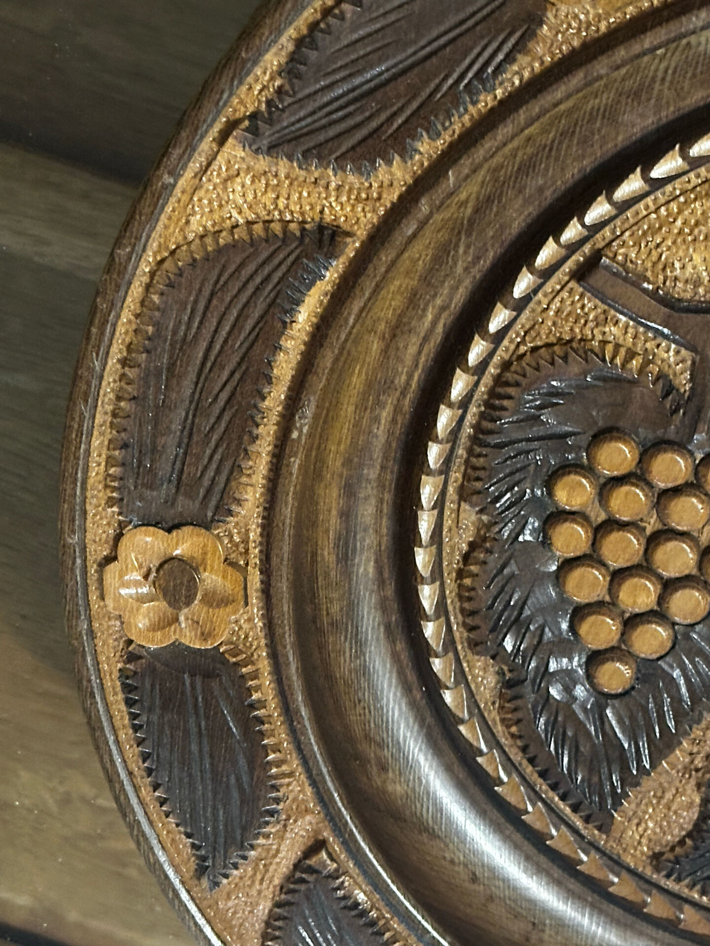 Carved wooden fruit bowl – Centrepiece with grape decoration