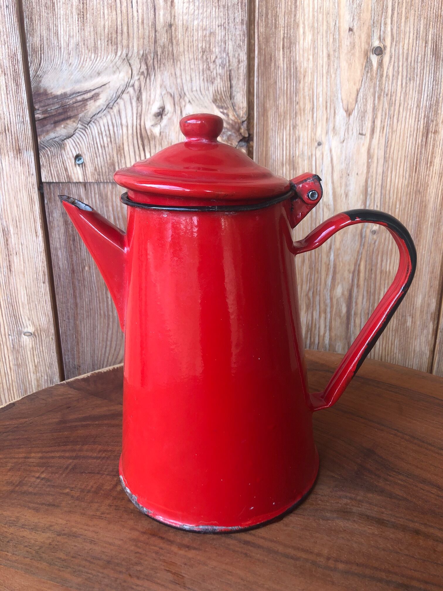 Set kettle coffee maker and milk pot in red-wrapped iron, 50/60 year.