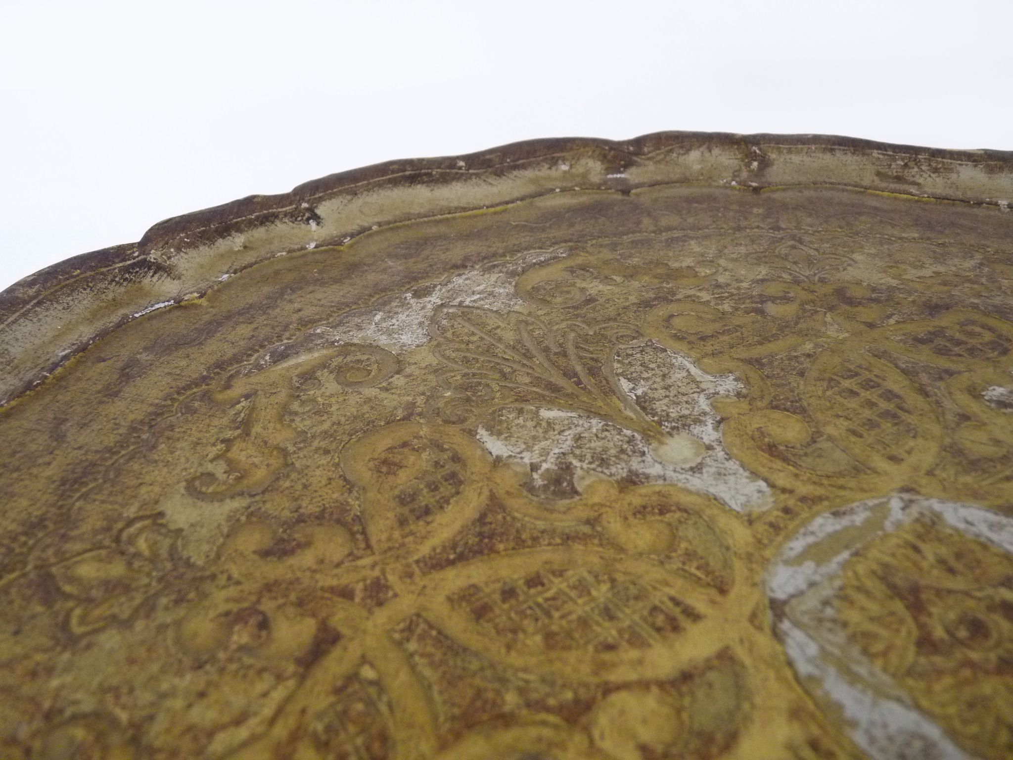 Pedestal table vintage Florentine side table in hand painted and gilded engraved wood. Year 50