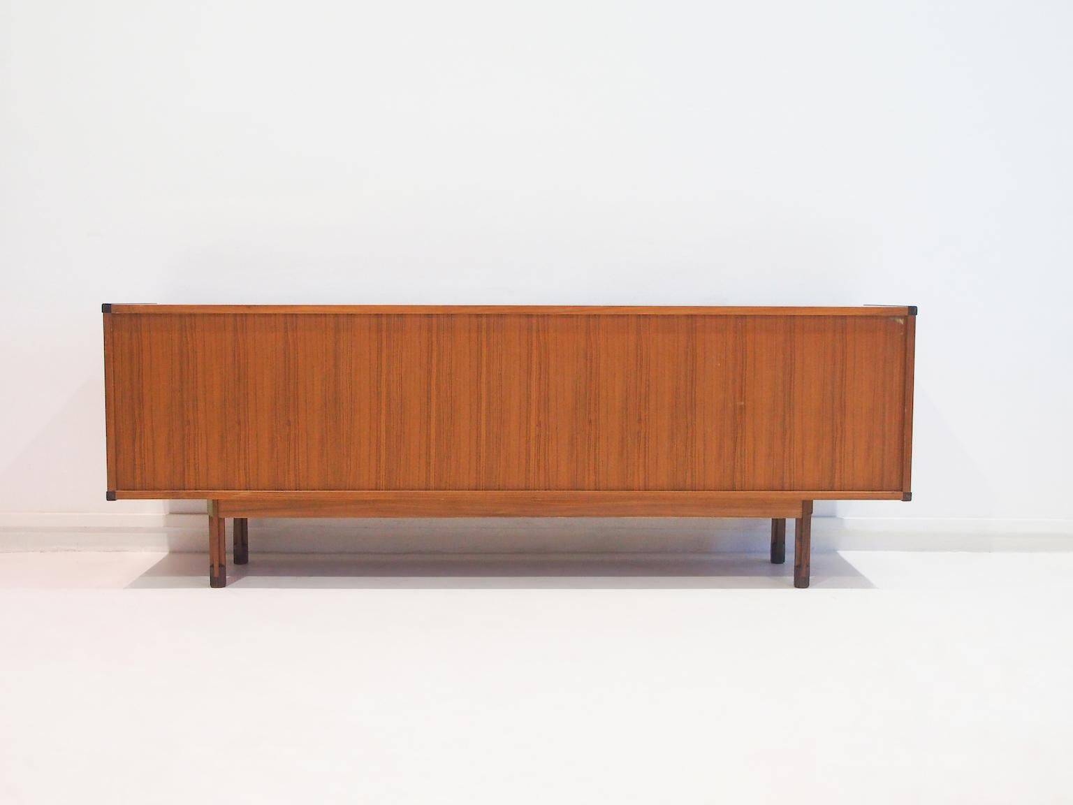 Enfilade en bois avec portes noires par George Coslin