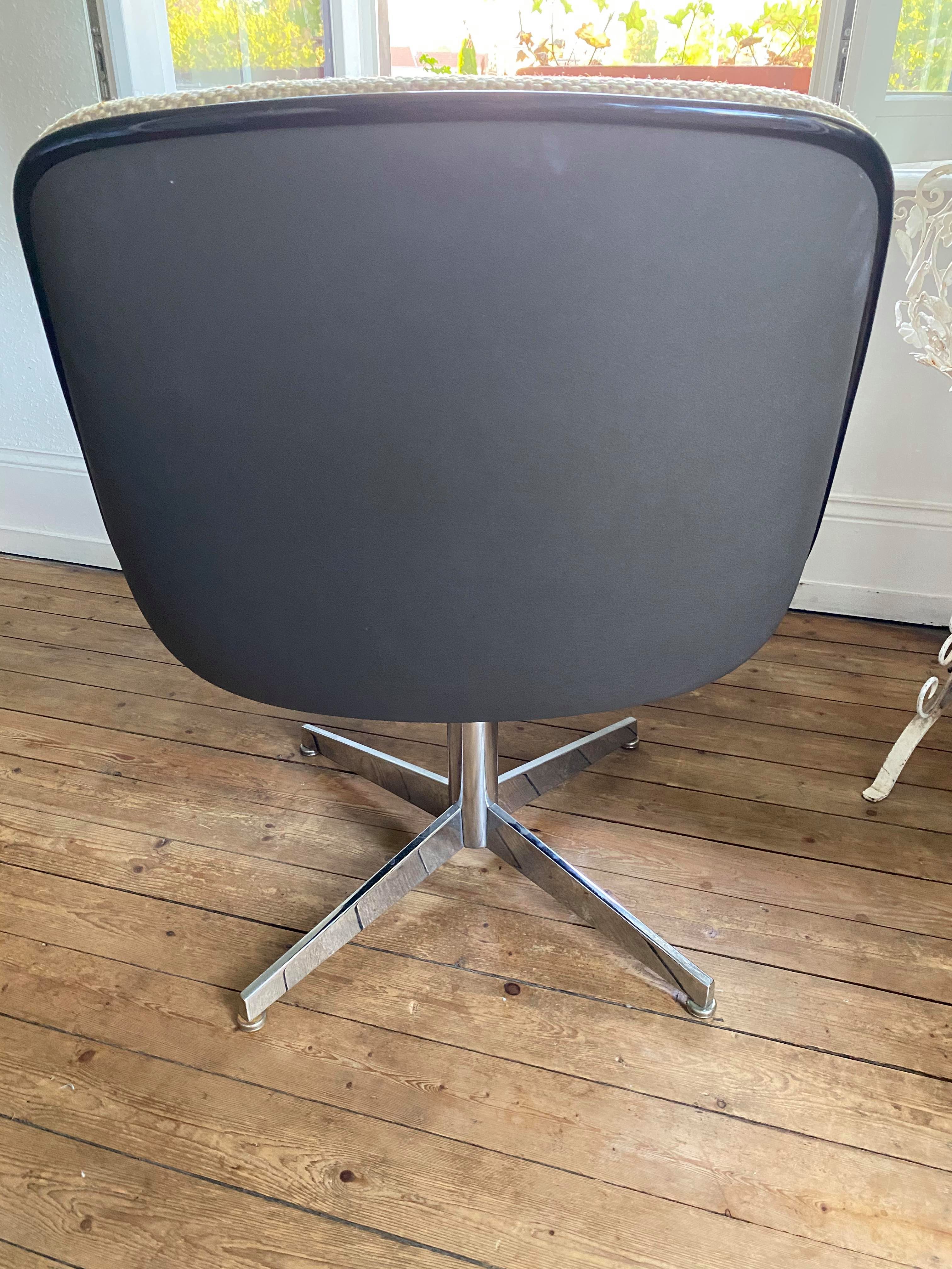 Fauteuil design en plastique, chrome et matière naturelle 60s 70s