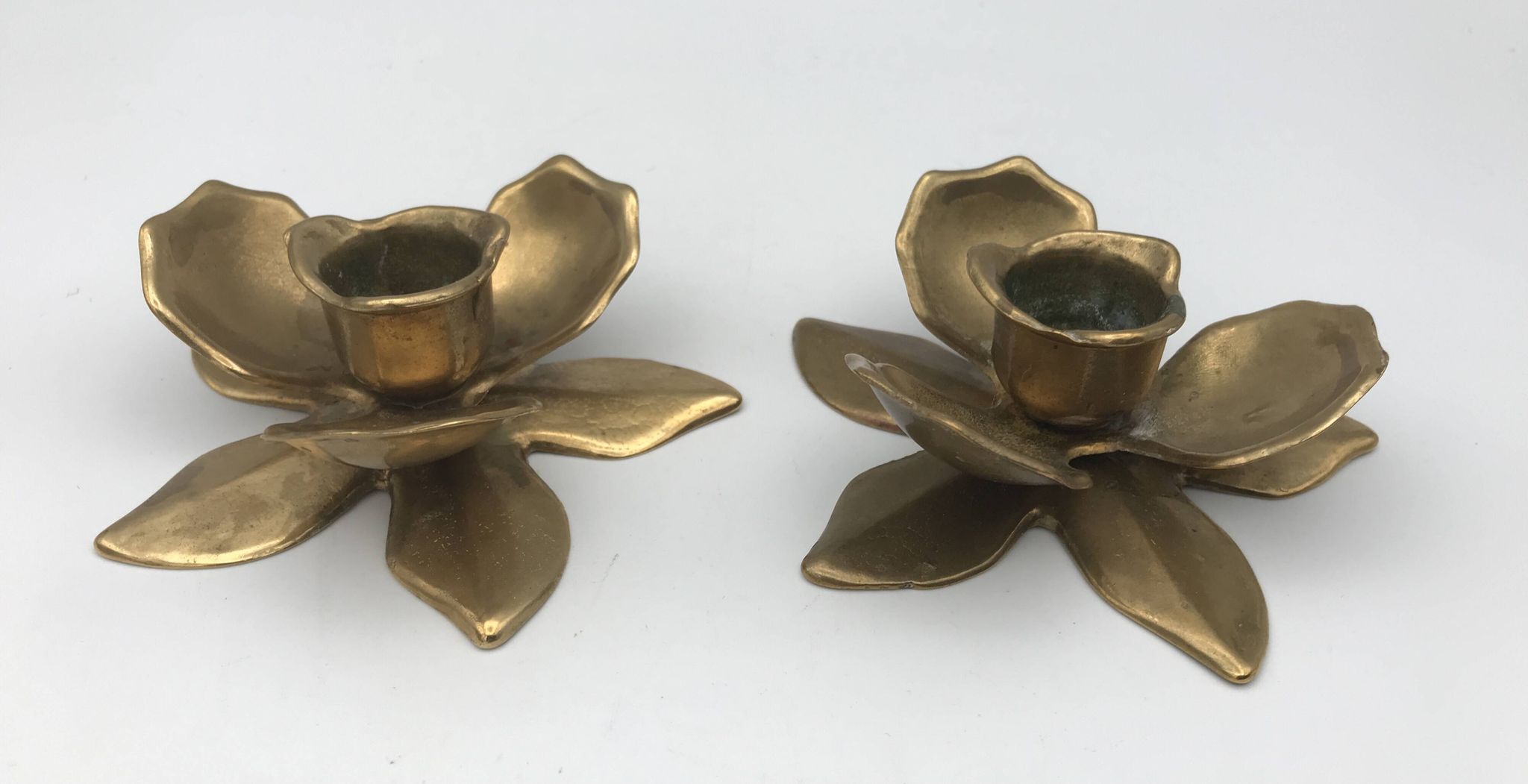 Pair of brass candle holders, duo of flowers vintage, 1970s